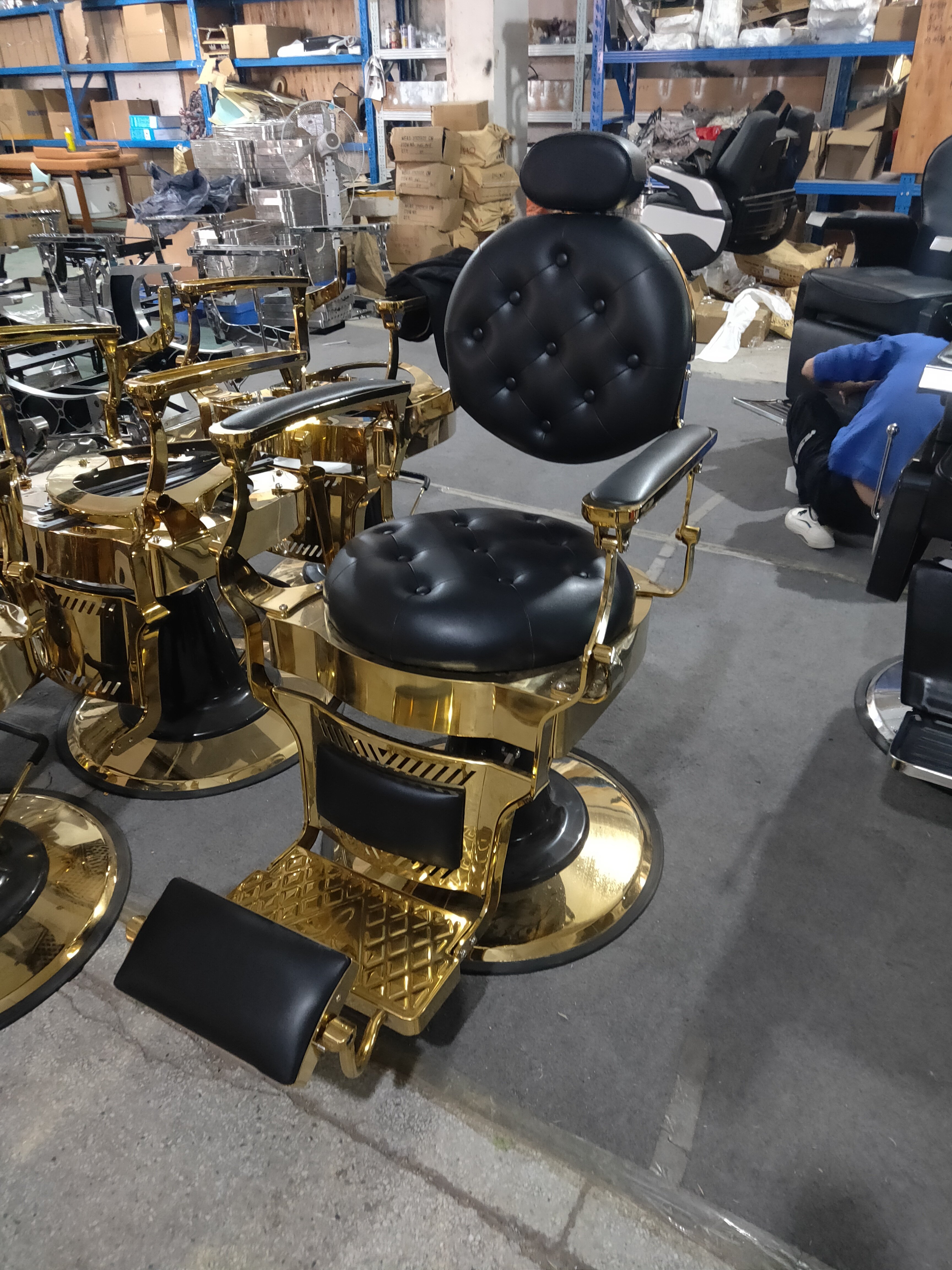 READY FOR SHIPPING Latest European Style Aluminium Alloy Heavy Duty Gold and Black Barber Chairs Styling Chairs Salon Chair