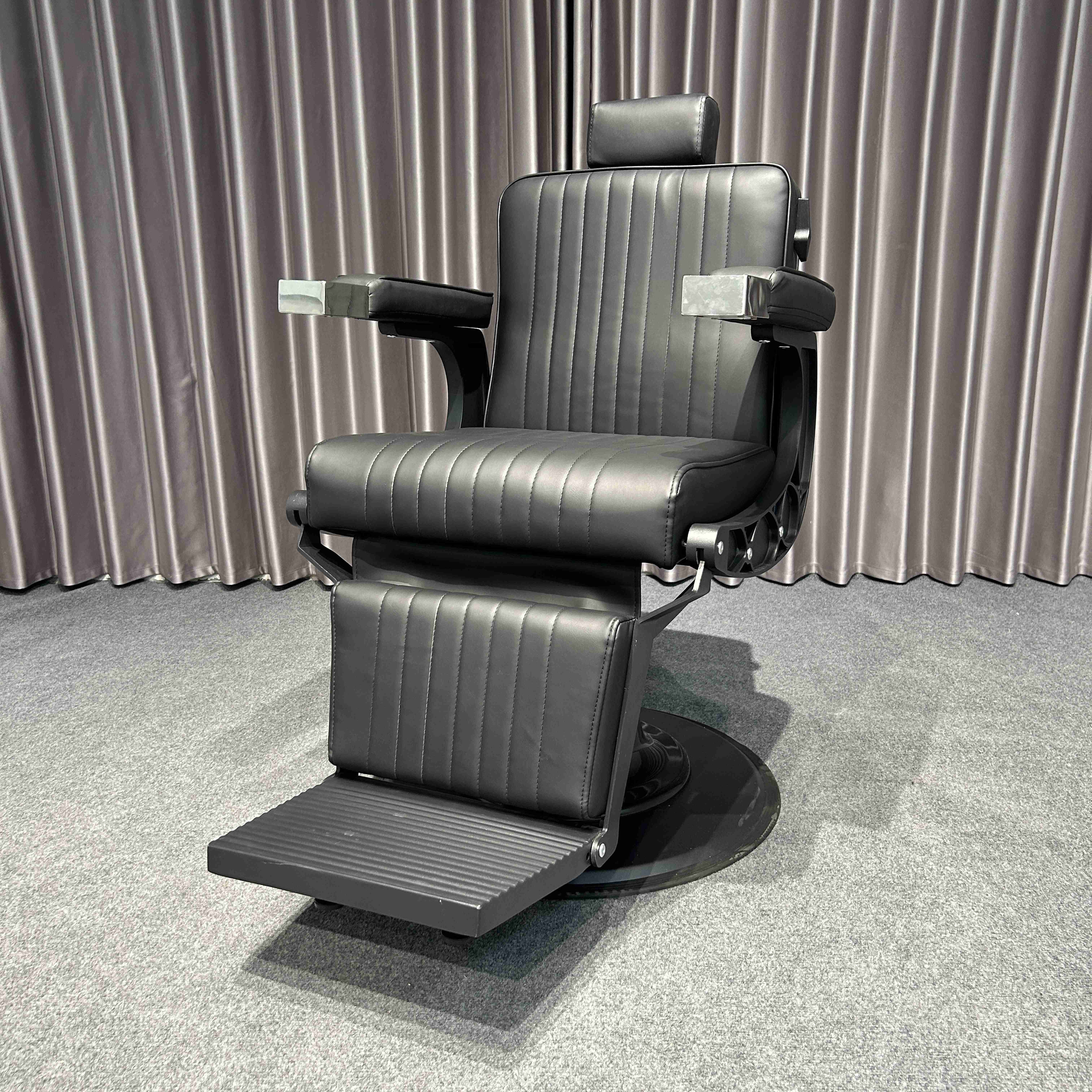 High Quality Vintage Classic Barber Chair Black Leather Stainless Steel Luxury Salon Furniture Beauty Salons Barber Shops