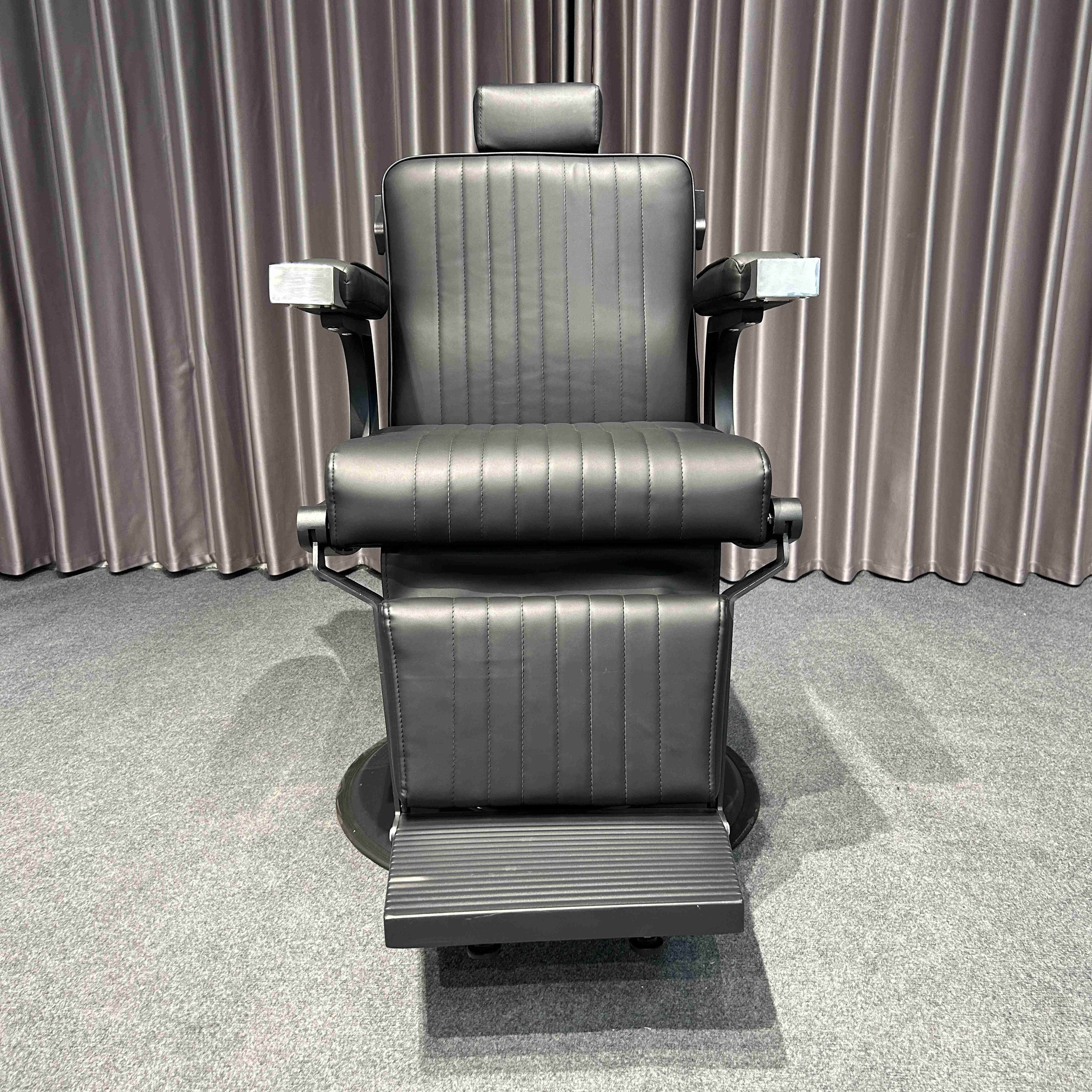 High Quality Vintage Classic Barber Chair Black Leather Stainless Steel Luxury Salon Furniture Beauty Salons Barber Shops