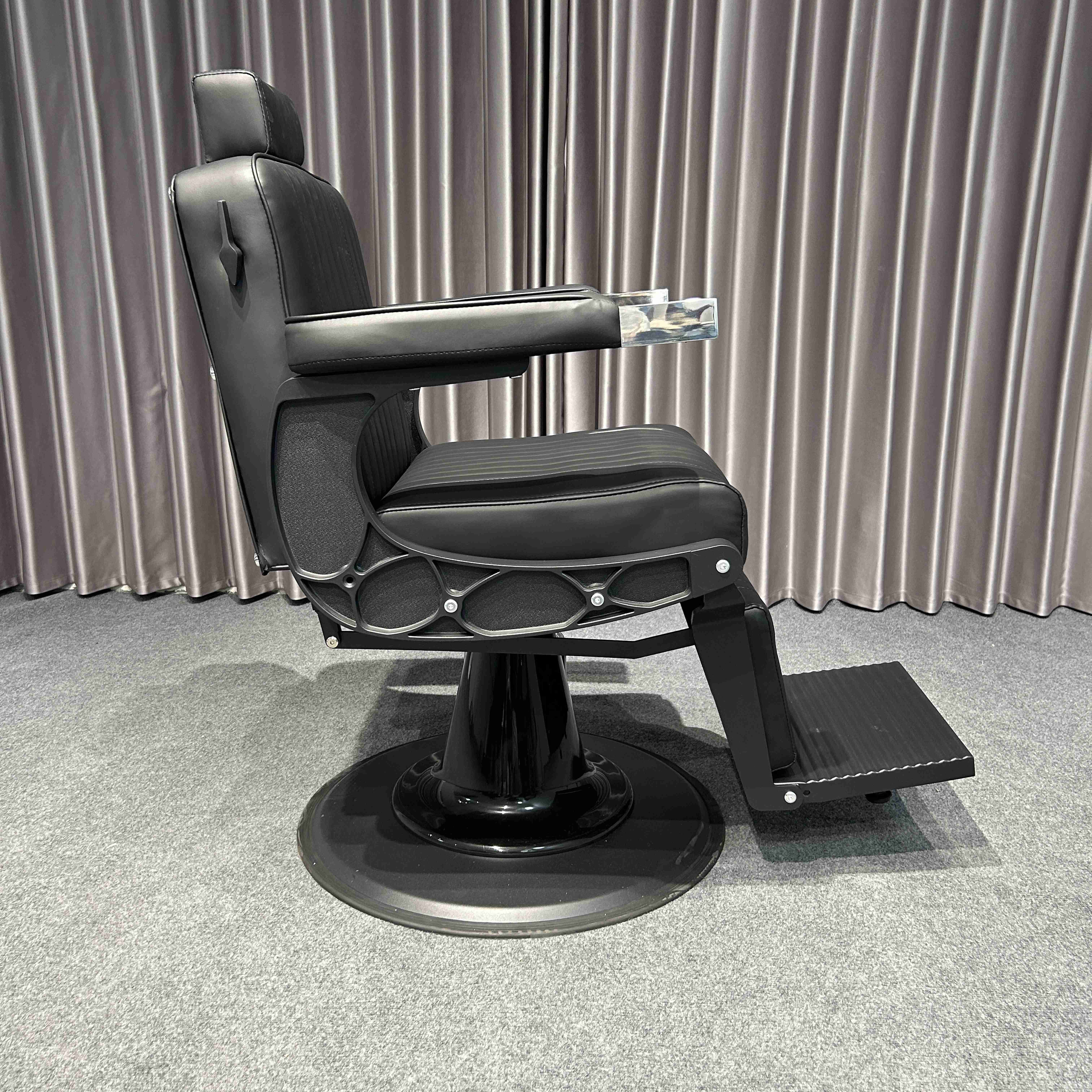 High Quality Vintage Classic Barber Chair Black Leather Stainless Steel Luxury Salon Furniture Beauty Salons Barber Shops