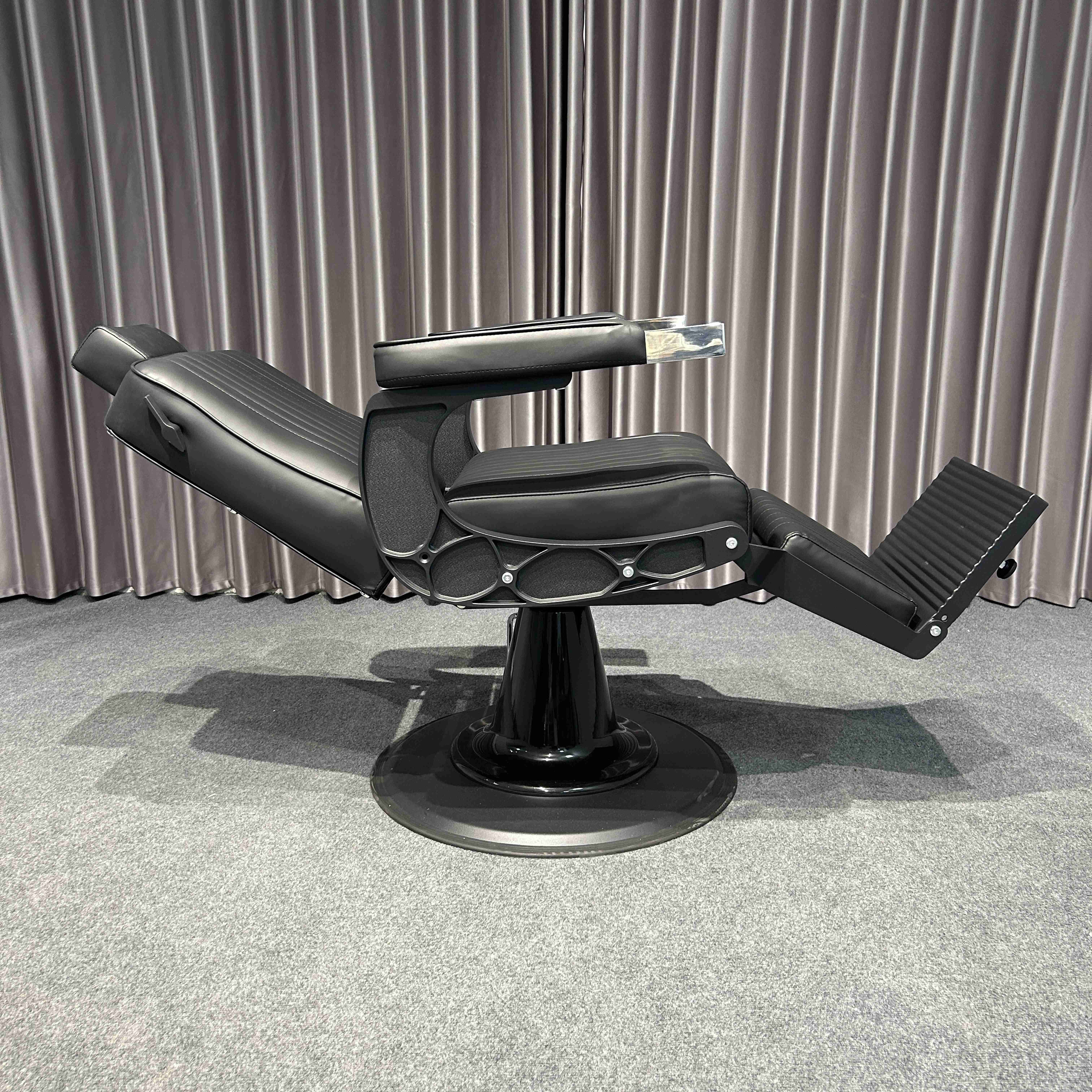 High Quality Vintage Classic Barber Chair Black Leather Stainless Steel Luxury Salon Furniture Beauty Salons Barber Shops
