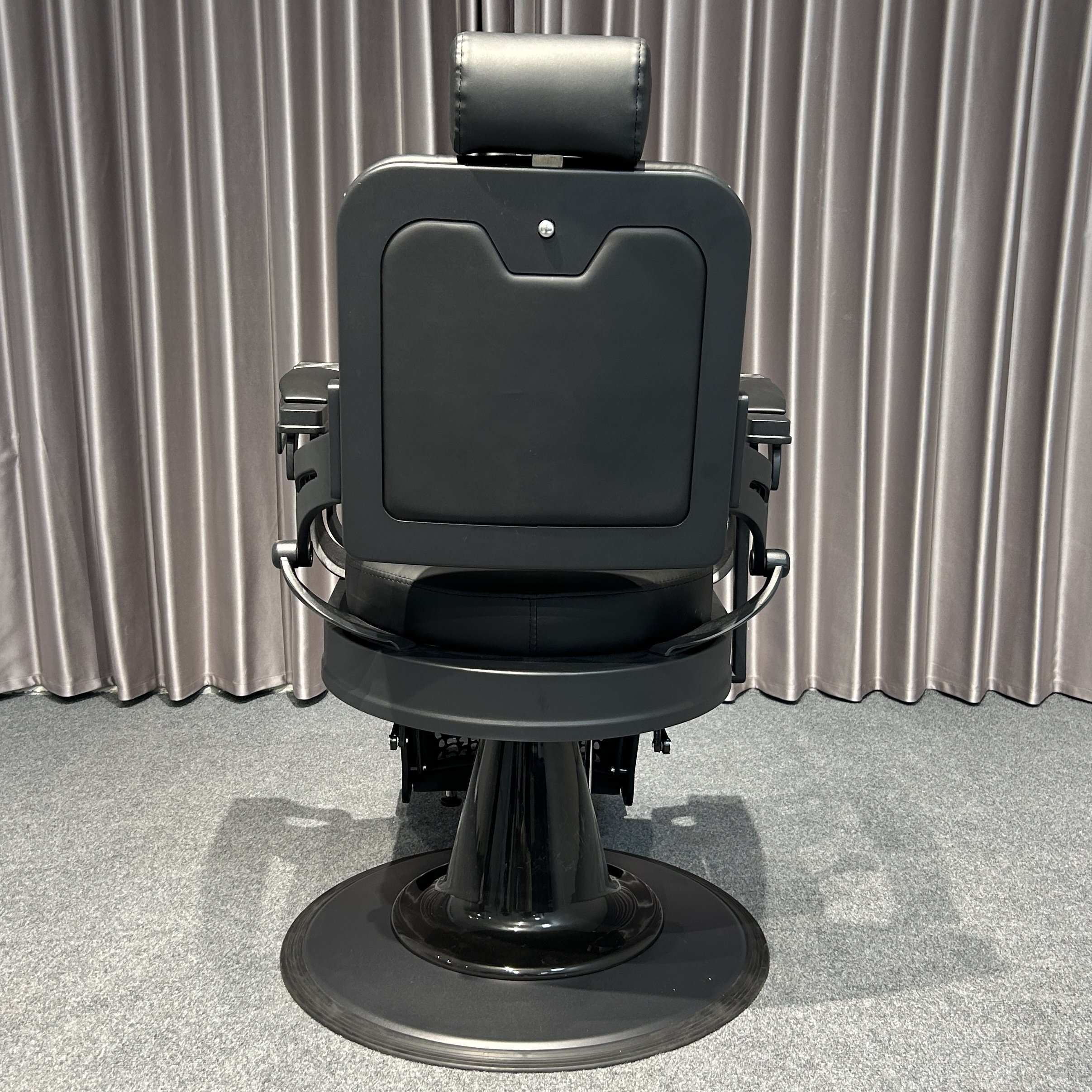 European-style vintage men's barber chair Upscale modern barber chair barbershop or salon