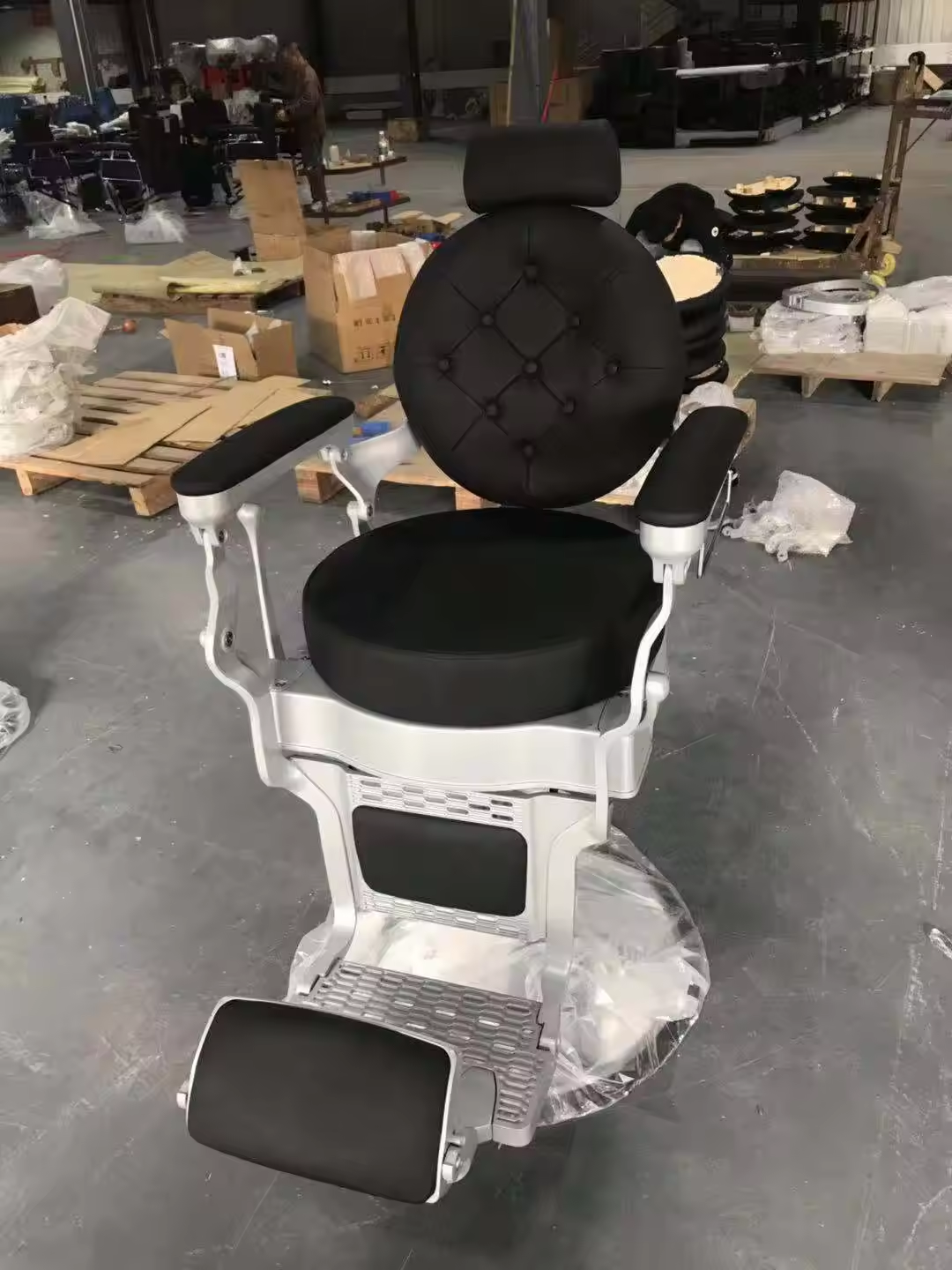 Classic Heavy-Duty Black Barber Chair Hydraulic Vintage Antique Hair Cutting Leather Seat for Salons