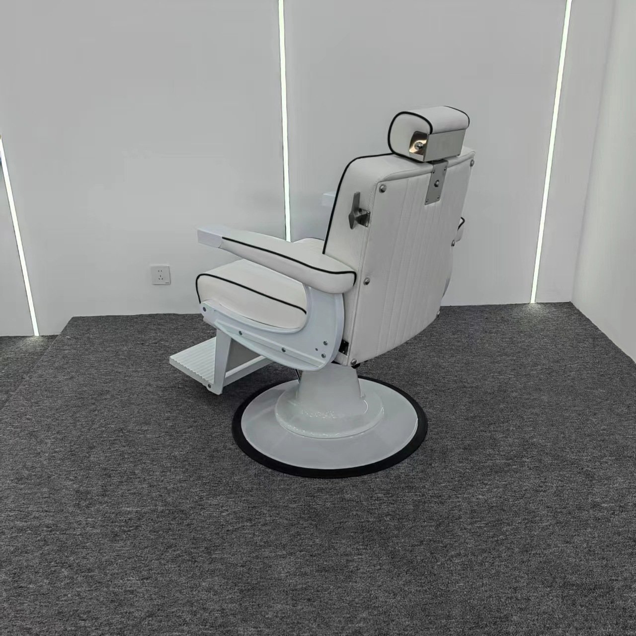 Modern High Quality Luxury Hydraulic Leather Black Beauty Hair Barber Shop Products Portable Metal Salon Barber Chair