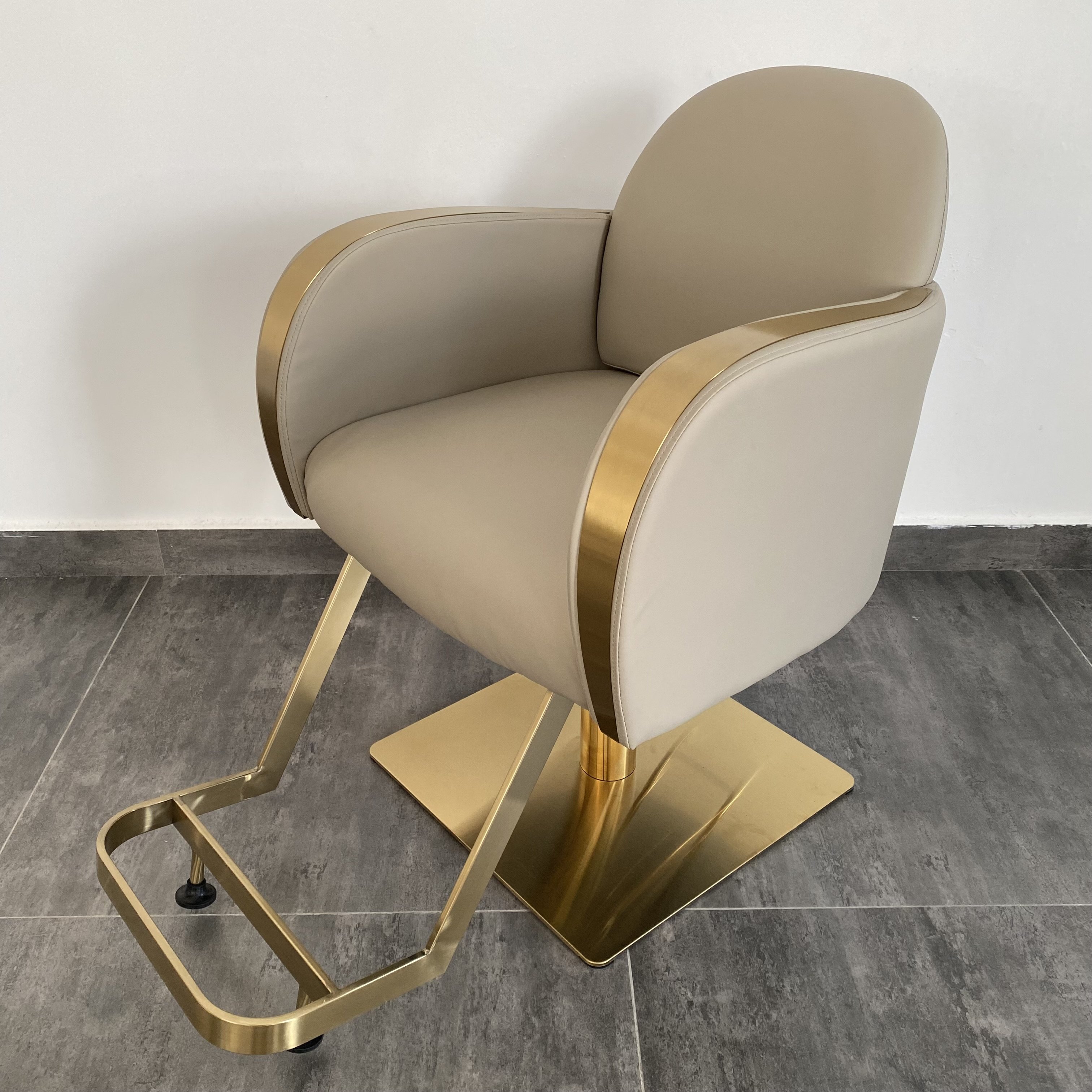 Factory direct sales of high-end retro synthetic leather barber chair grease head barber salon chair for professional use