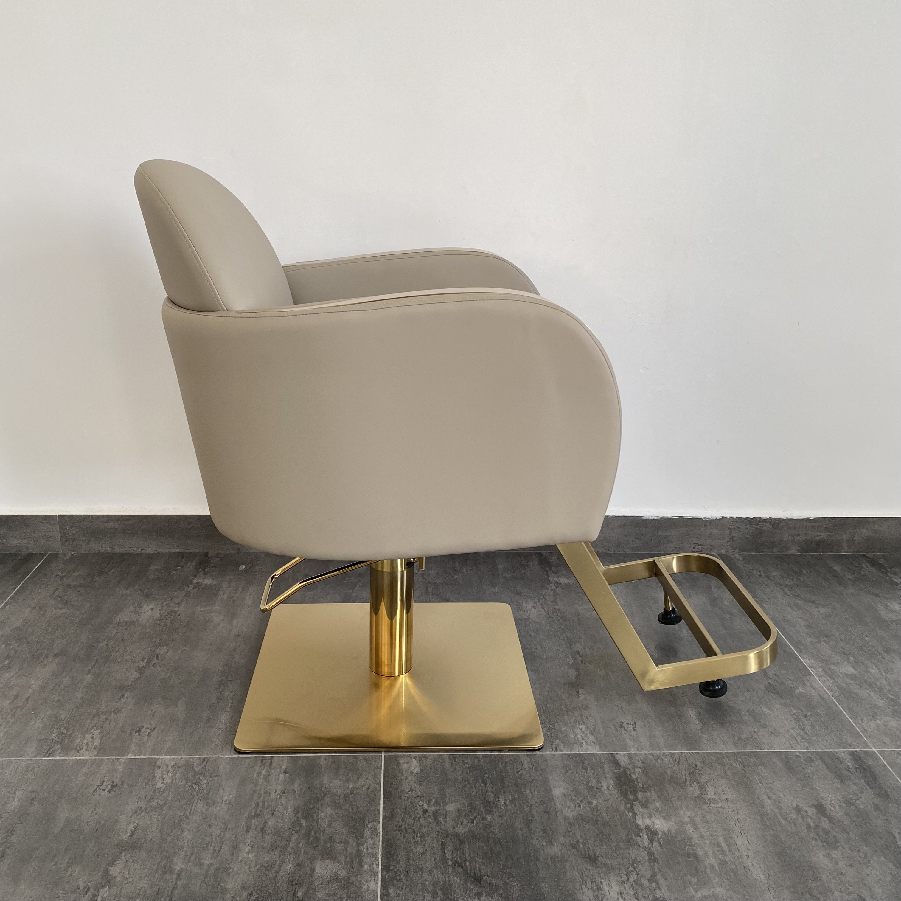 Factory direct sales of high-end retro synthetic leather barber chair grease head barber salon chair for professional use