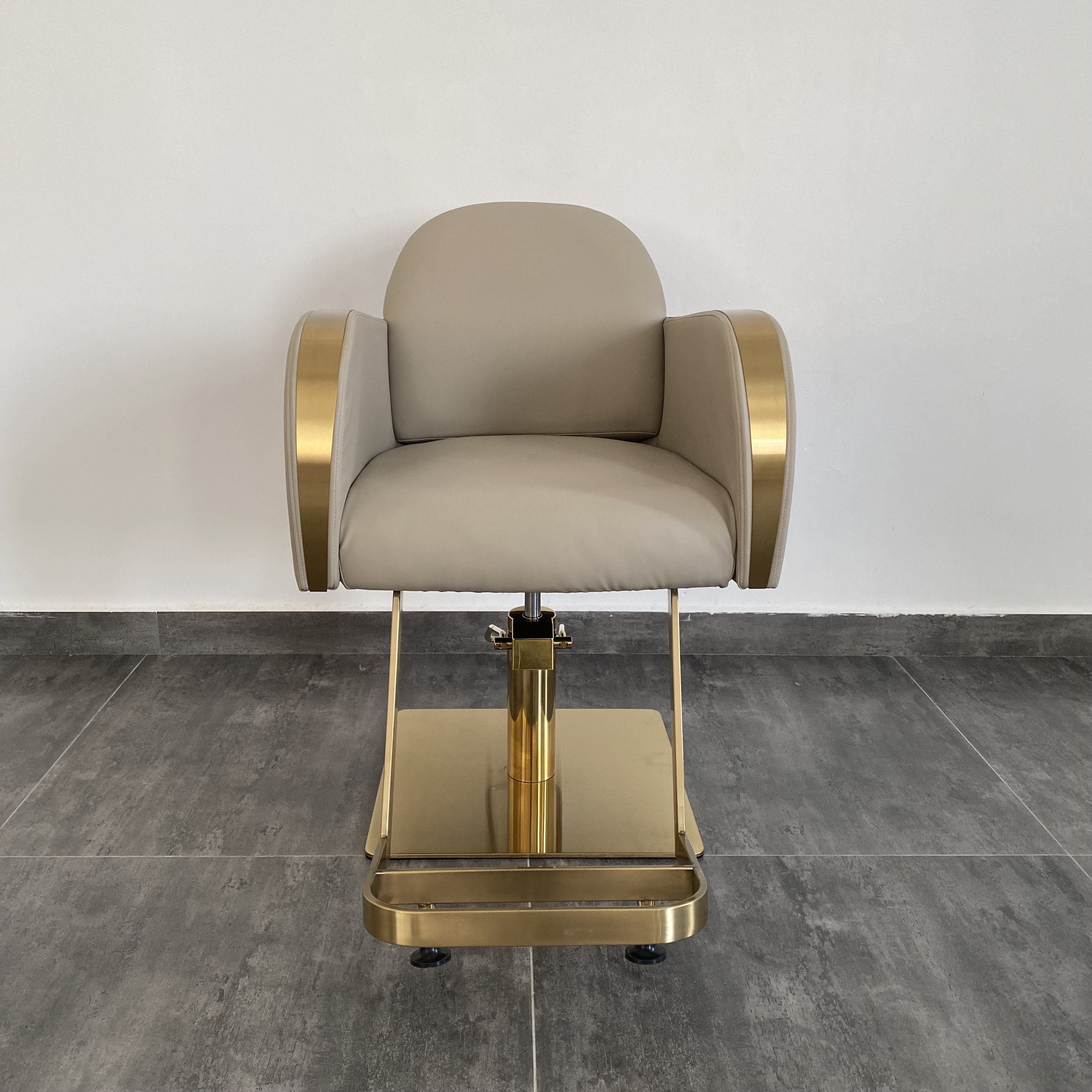 Factory direct sales of high-end retro synthetic leather barber chair grease head barber salon chair for professional use