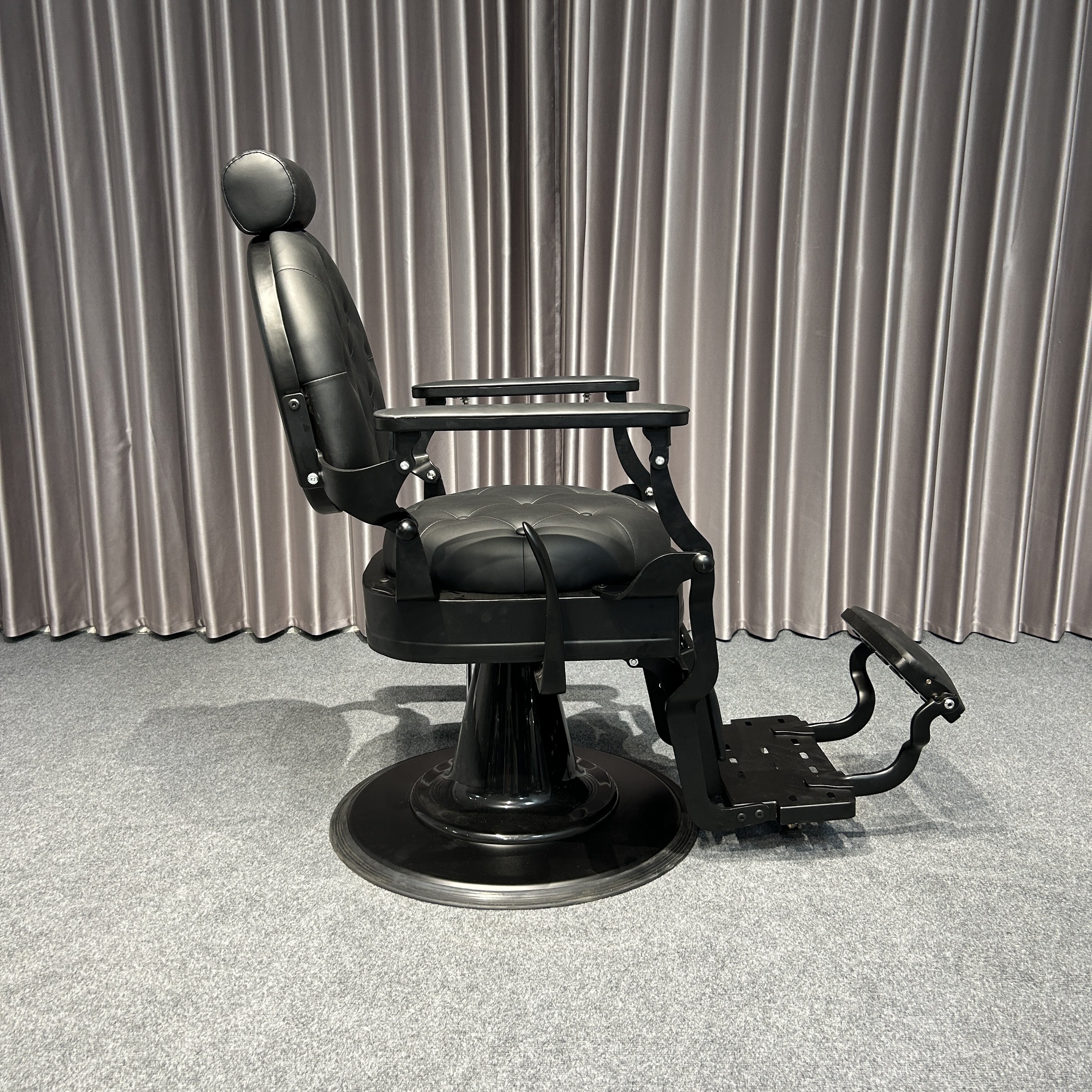 Vintage Luxury Reclining Barber Chair for Men Shaving Chair with Hair Grease for Beauty Salons Barber Shops Hotels