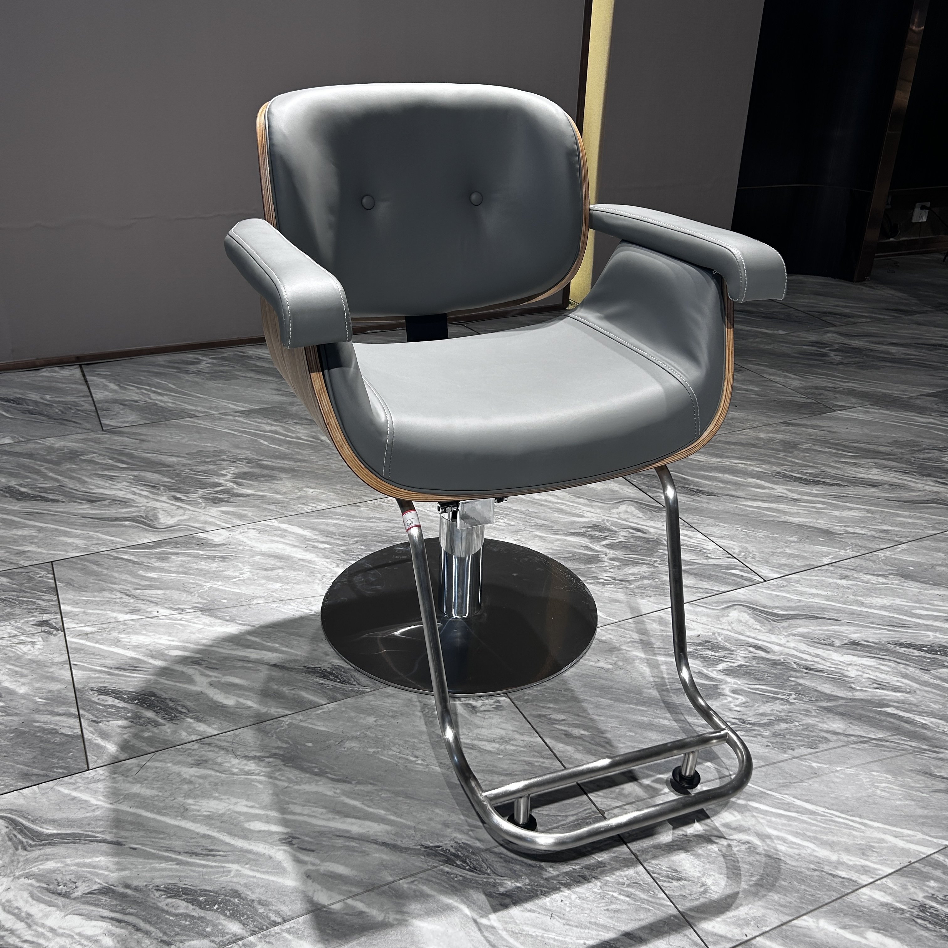 Simple Design Hydraulic Retro Salon Hair Styling Chair Reclining Barber Chair Made of Steel for Beauty Shop or Barbershop