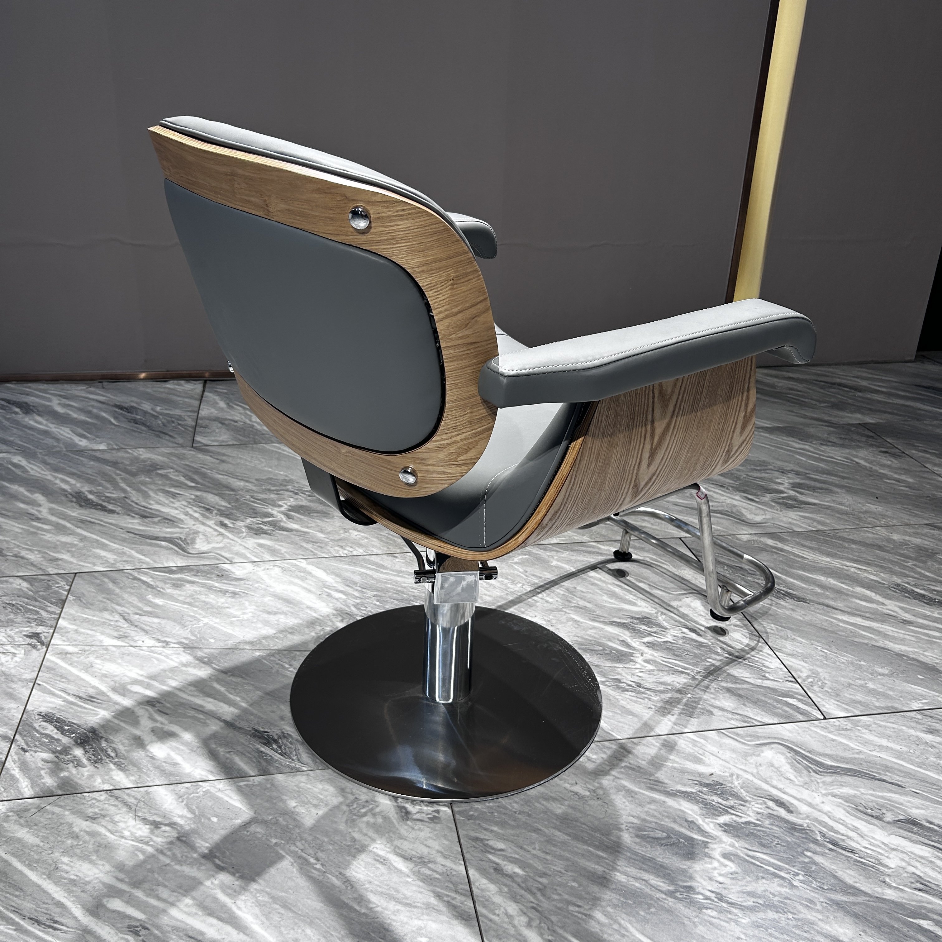 Simple Design Hydraulic Retro Salon Hair Styling Chair Reclining Barber Chair Made of Steel for Beauty Shop or Barbershop