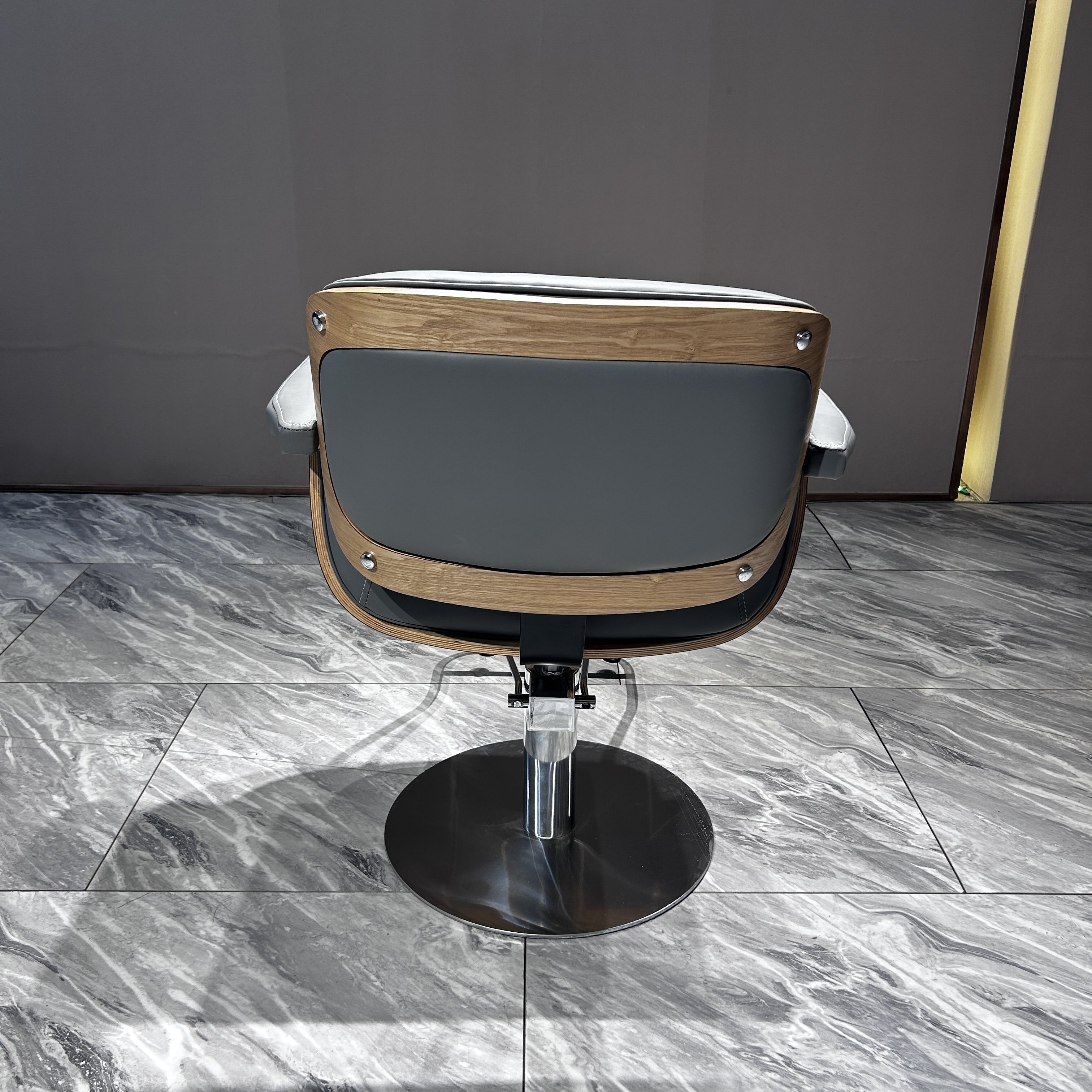 Simple Design Hydraulic Retro Salon Hair Styling Chair Reclining Barber Chair Made of Steel for Beauty Shop or Barbershop