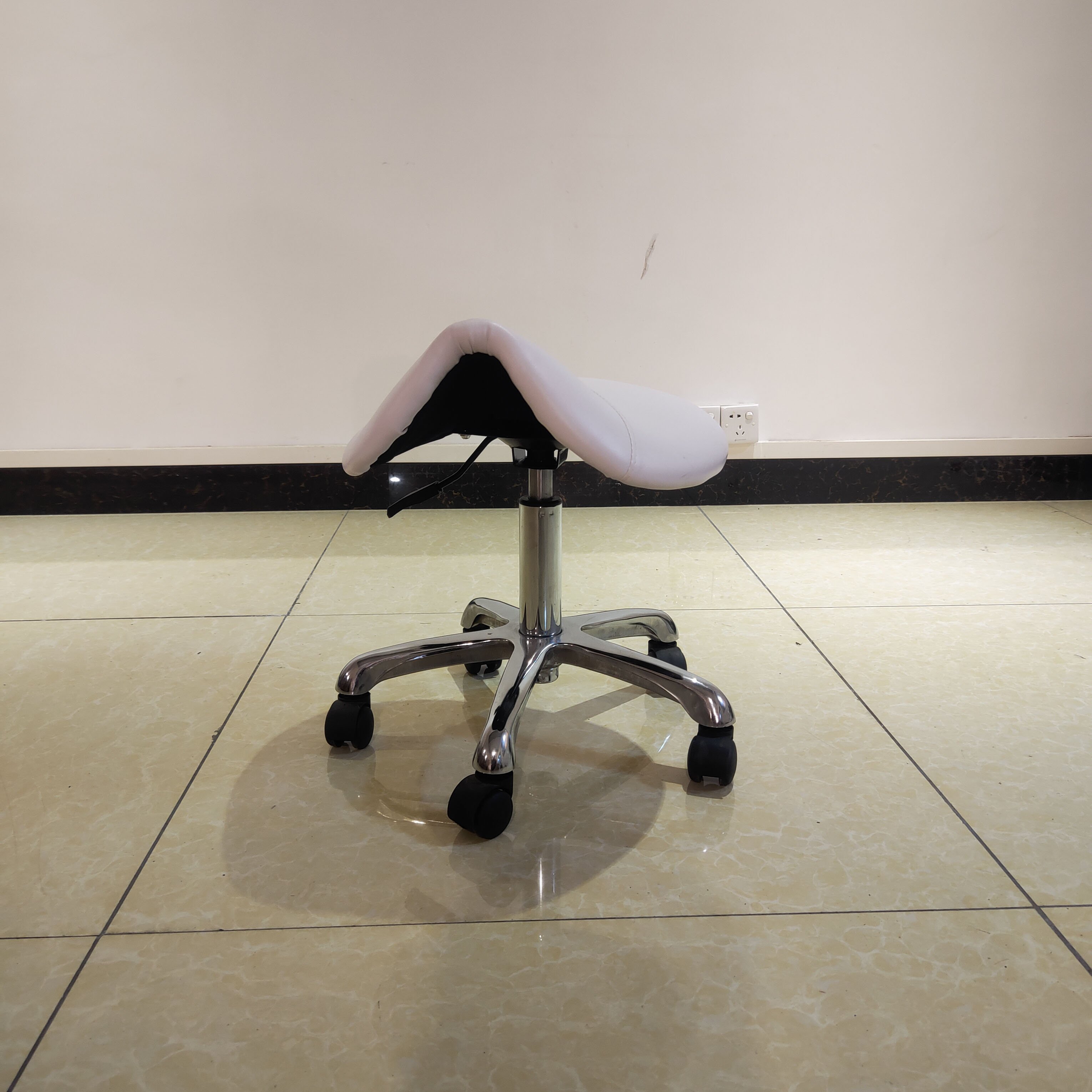 top quality adjustable barber shop furniture black salon stool chairs saddle chair for barbero