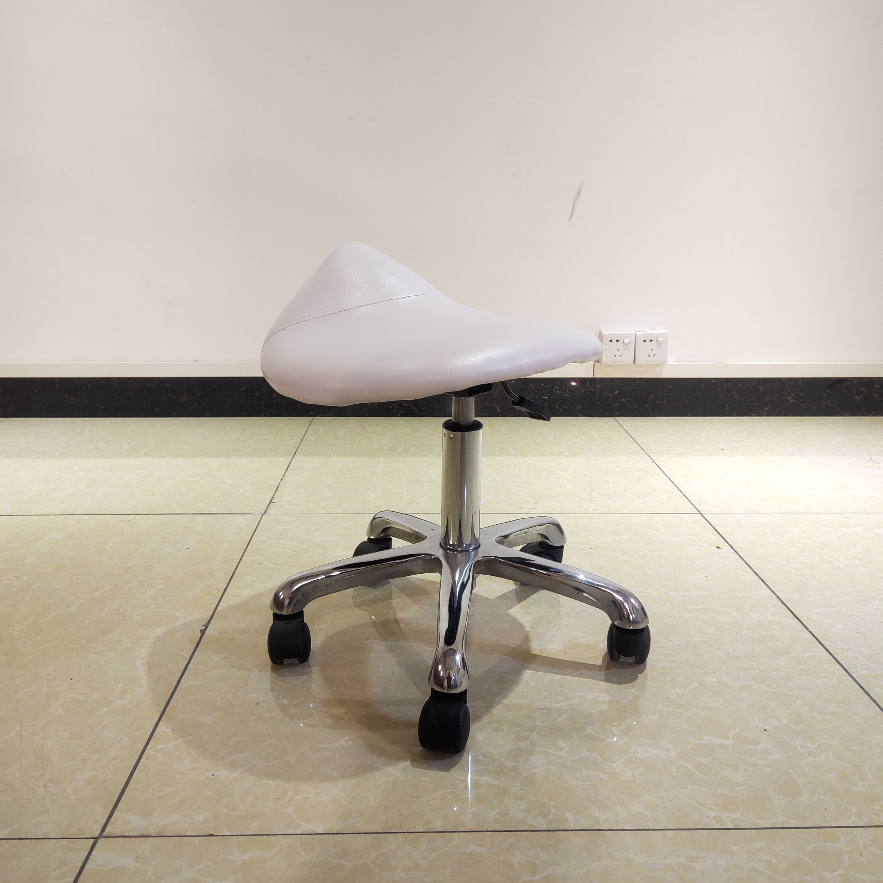 top quality adjustable barber shop furniture black salon stool chairs saddle chair for barbero