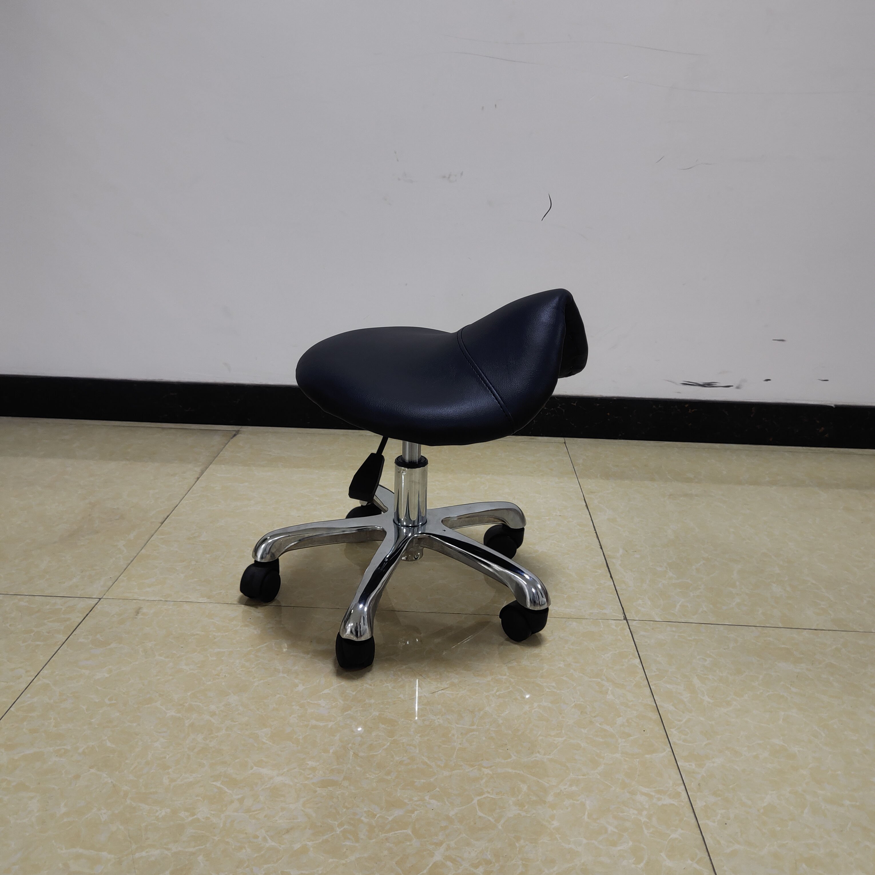top quality adjustable barber shop furniture black salon stool chairs saddle chair for barbero