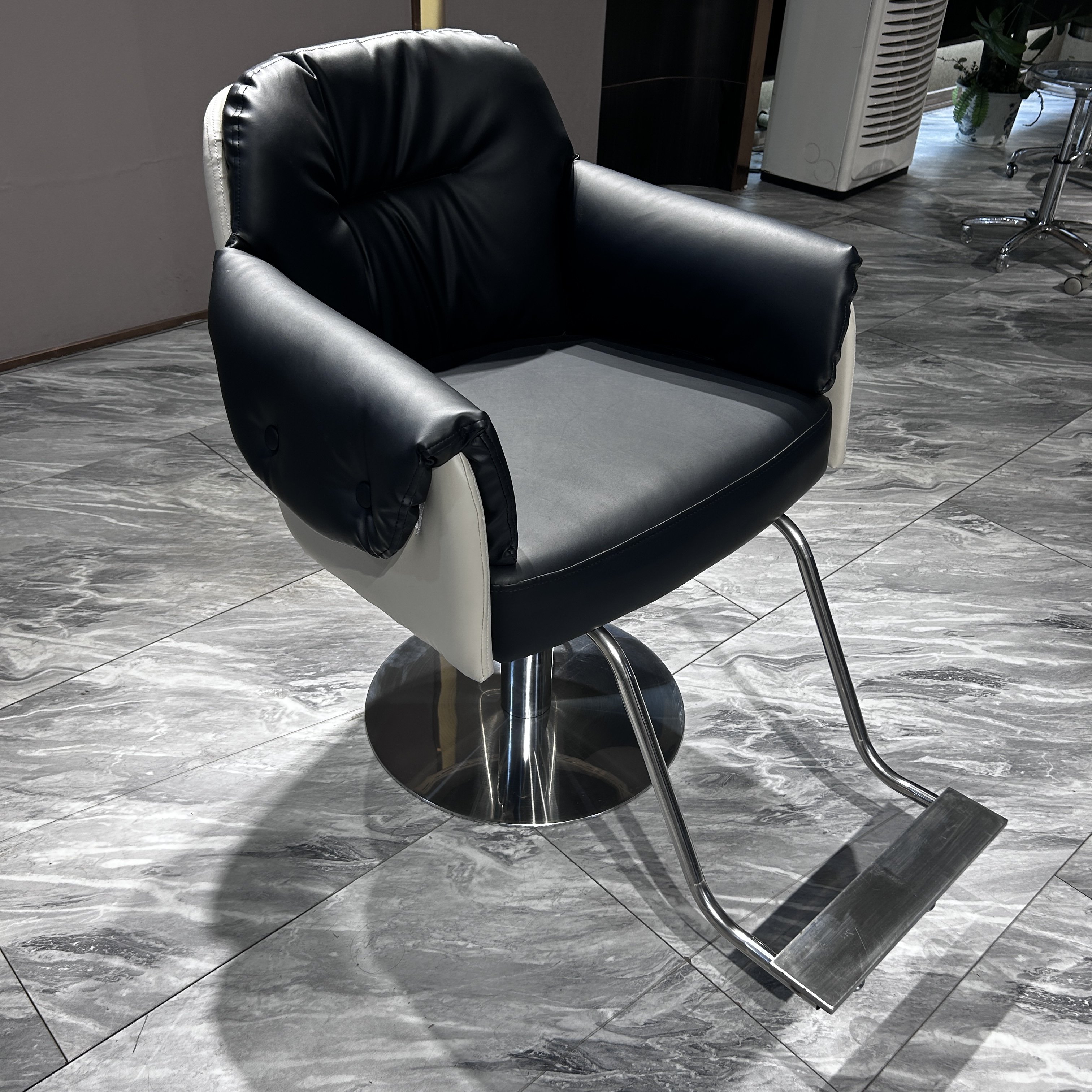 Hot Selling Metal Beauty Chair with Leather Salon Furniture Barber Styling Stool for Barbershop