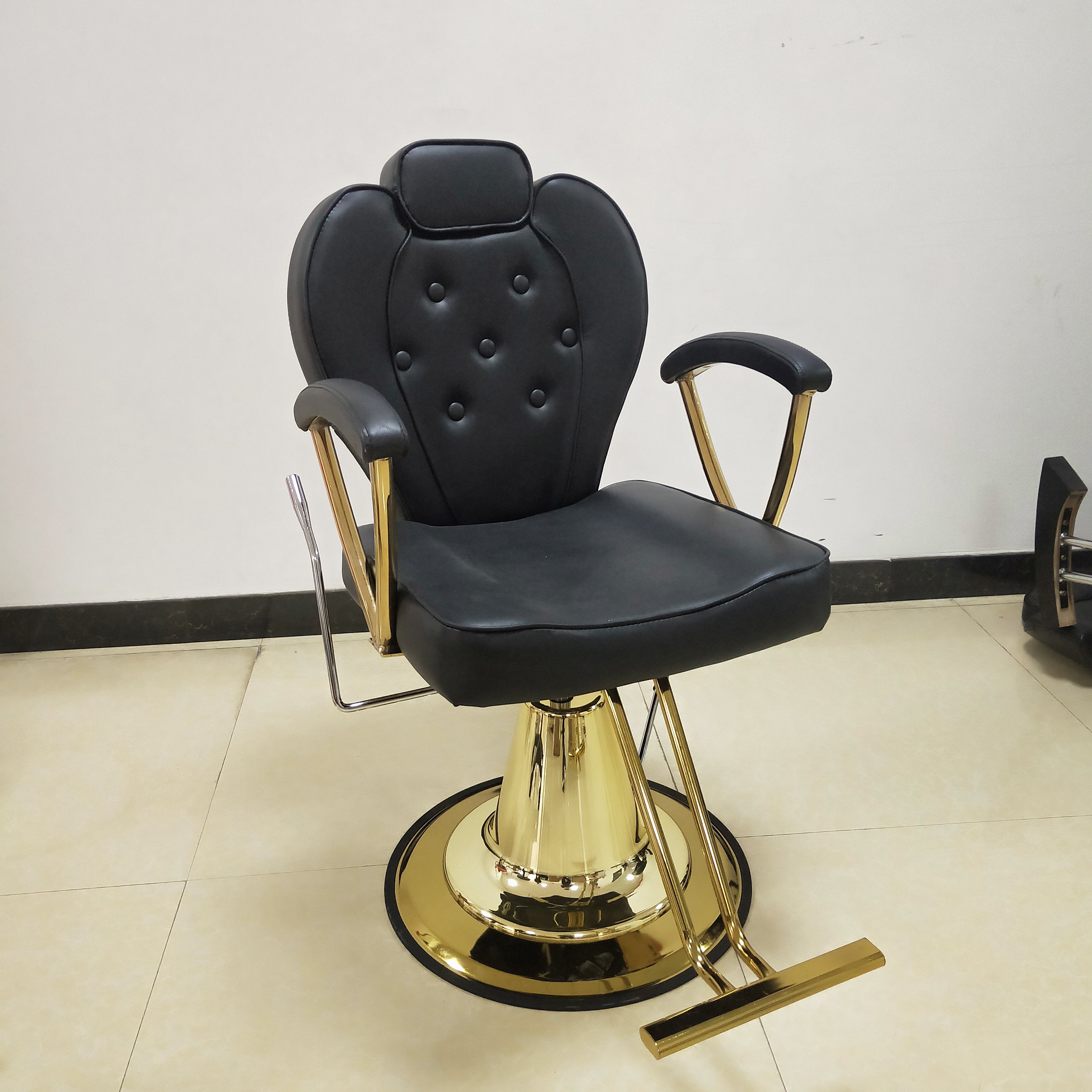 Kisen Hot Sale Style Heavy Duty Black Red Hydraulic Barber Chair Salon Chairs Recline Chairs White Luxury Beauty Salon Equipment