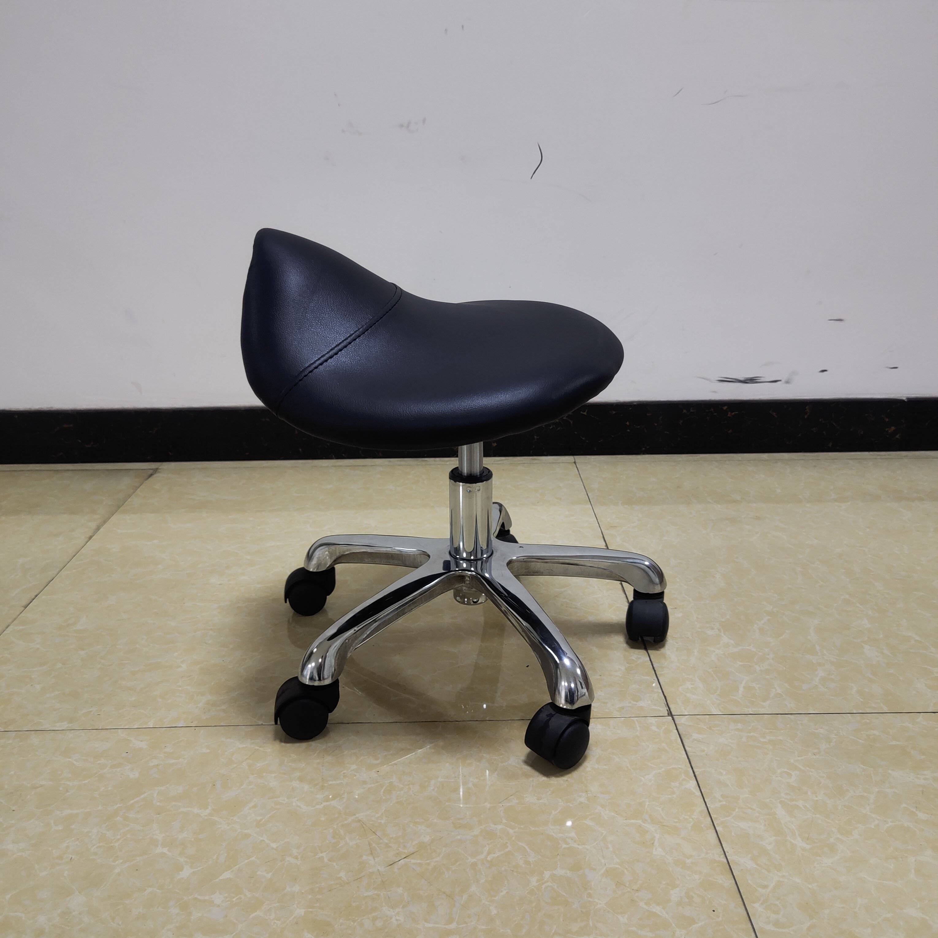 Newest design adjustable barber shop furniture black salon stool chairs saddle chair for barbero