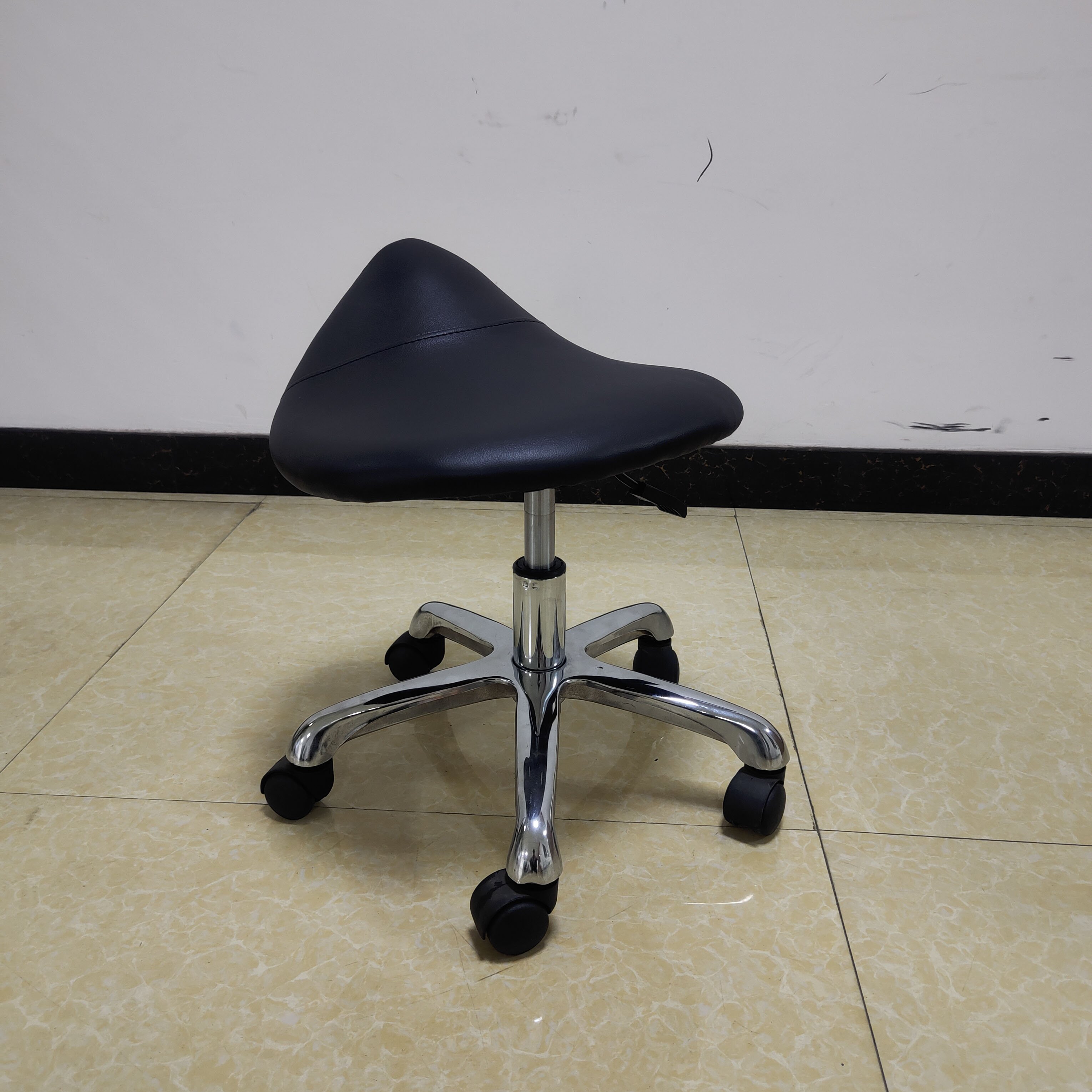 Newest design adjustable barber shop furniture black salon stool chairs saddle chair for barbero