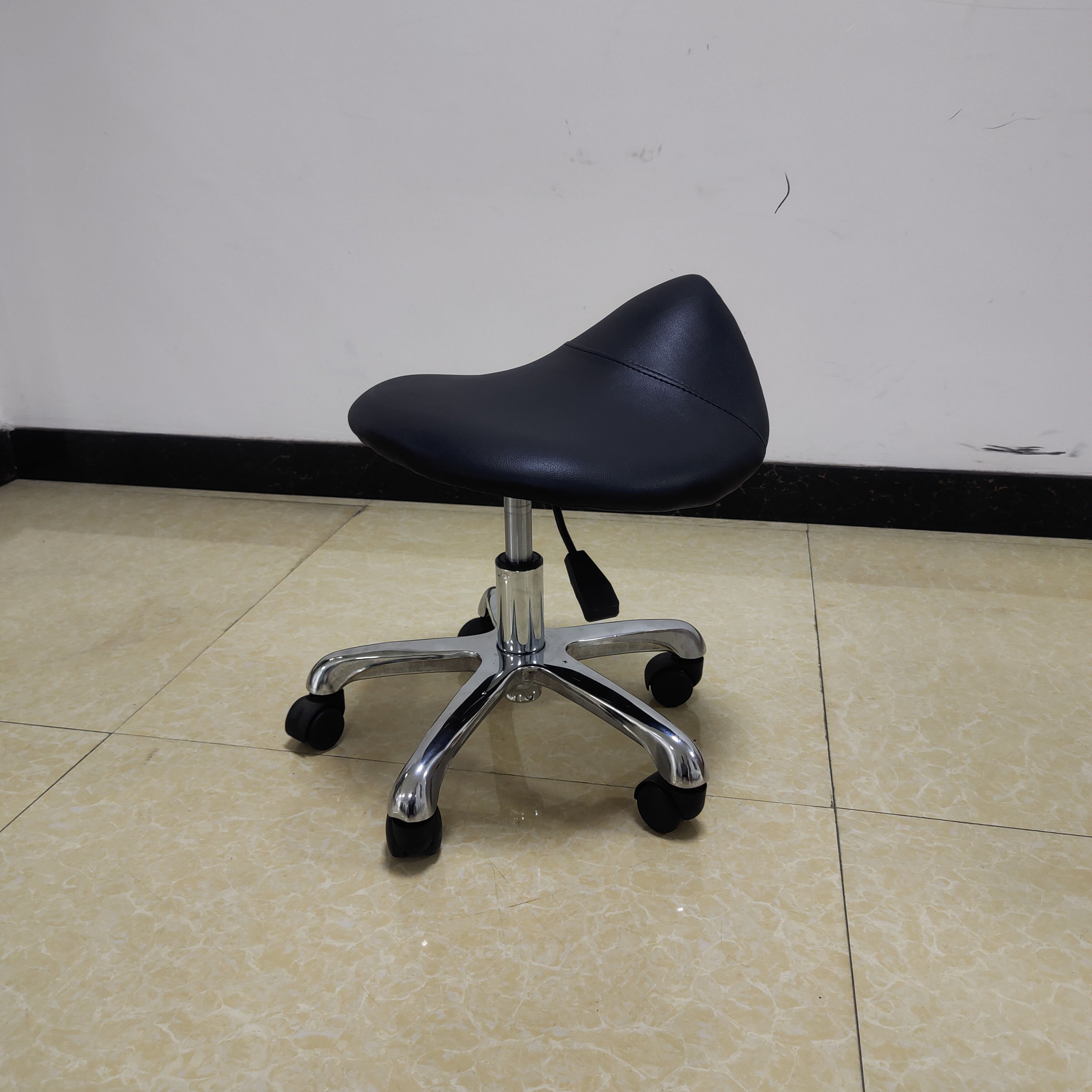 Newest design adjustable barber shop furniture black salon stool chairs saddle chair for barbero