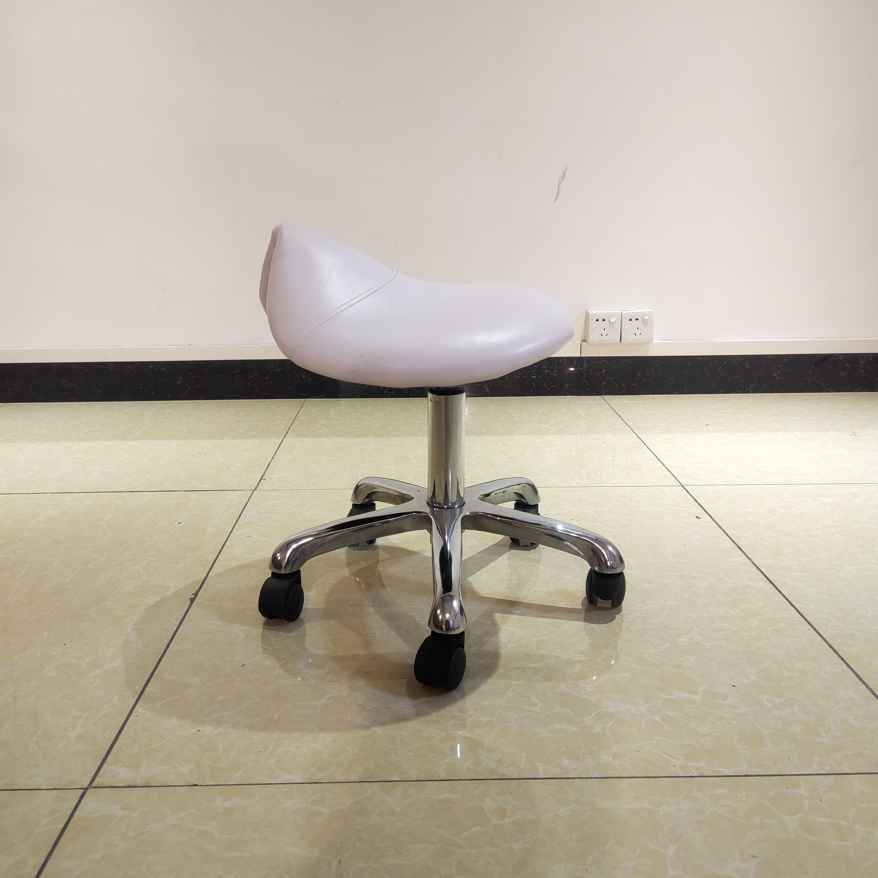 Newest design adjustable barber shop furniture black salon stool chairs saddle chair for barbero