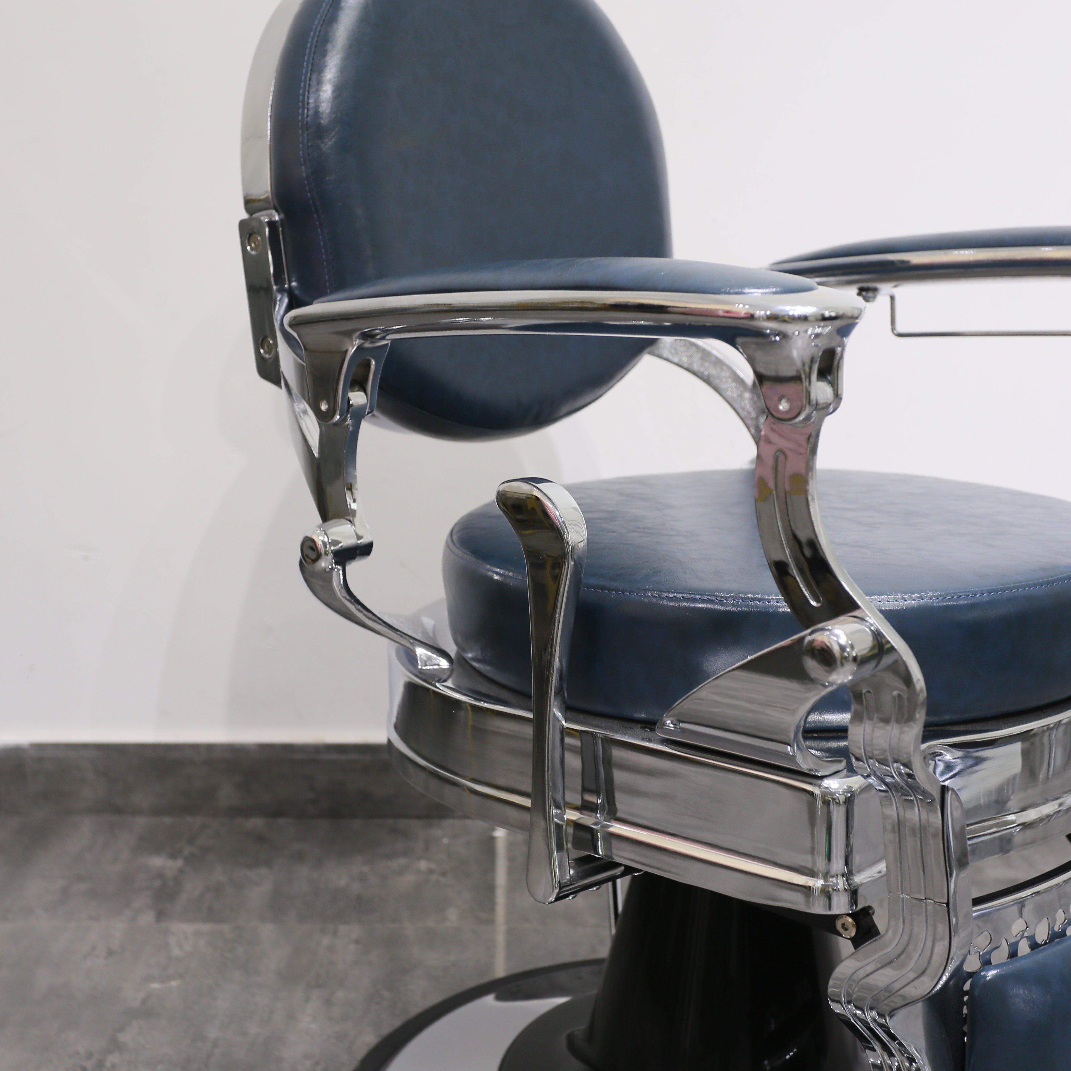 Round Back Barber Chair Hydraulic Pump Unique Shape Can Be Customized Leather Barber Chair