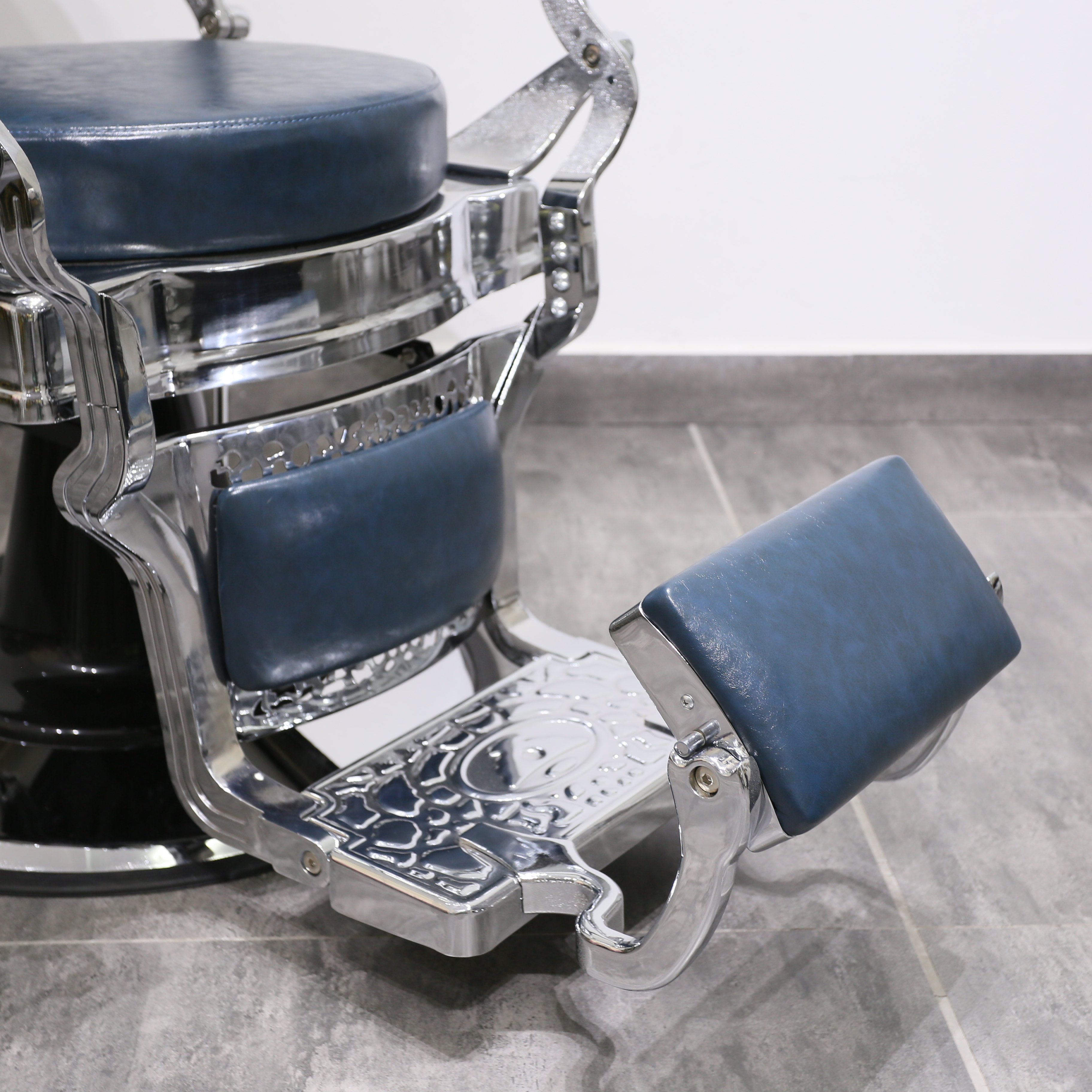 Round Back Barber Chair Hydraulic Pump Unique Shape Can Be Customized Leather Barber Chair