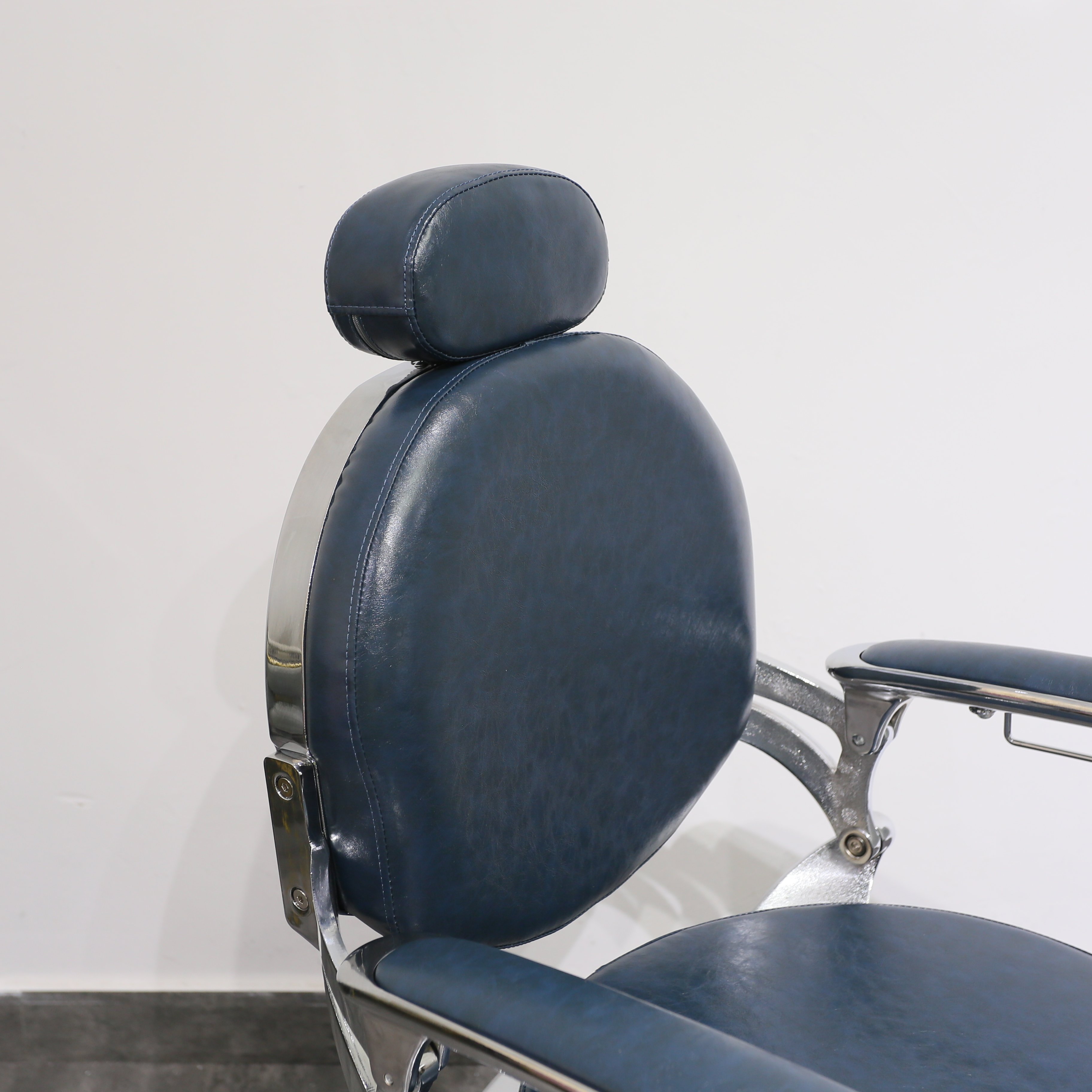 Round Back Barber Chair Hydraulic Pump Unique Shape Can Be Customized Leather Barber Chair