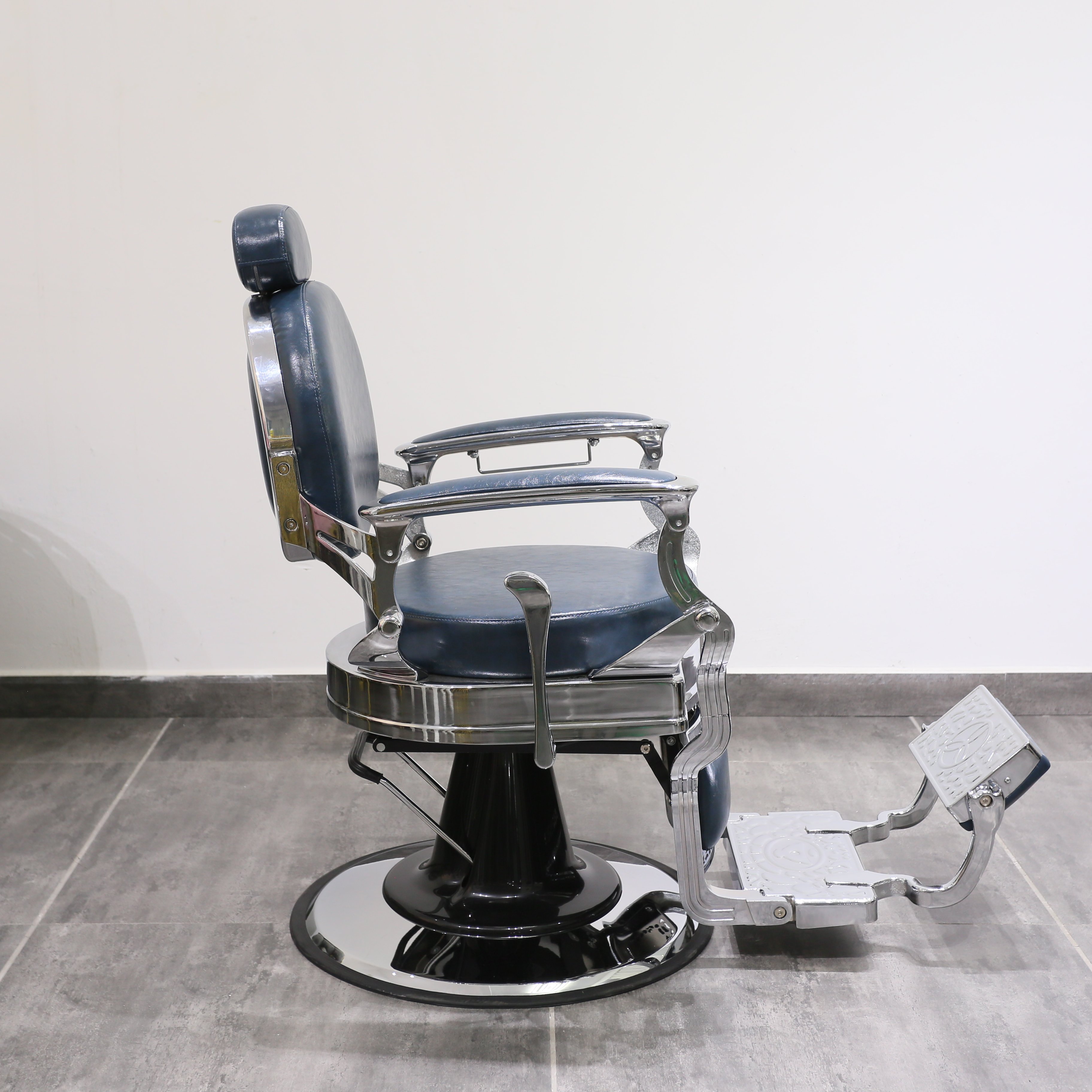 Round Back Barber Chair Hydraulic Pump Unique Shape Can Be Customized Leather Barber Chair