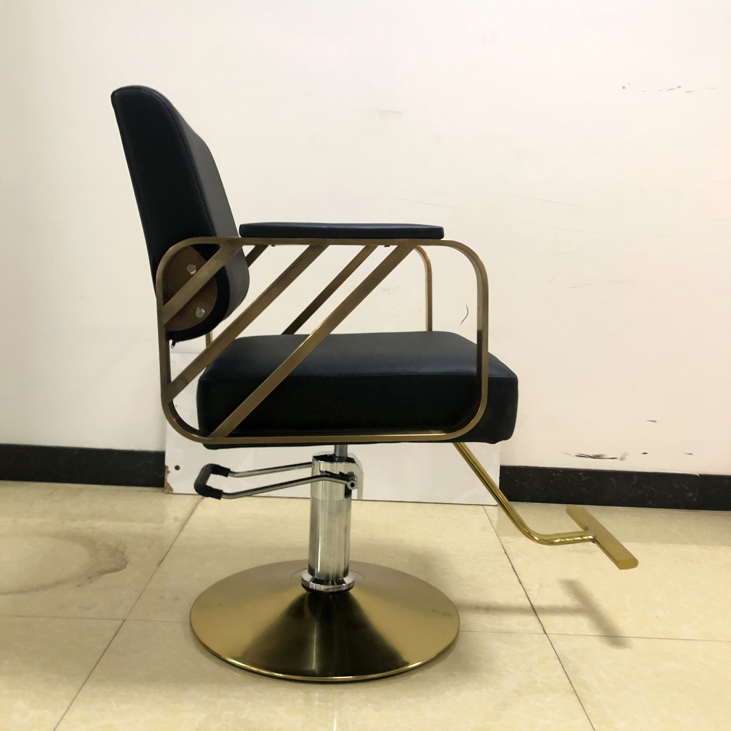 High Comfort and Quality Barber Chair for Hair Cutting For Beauty Salon and Barber Shop Use