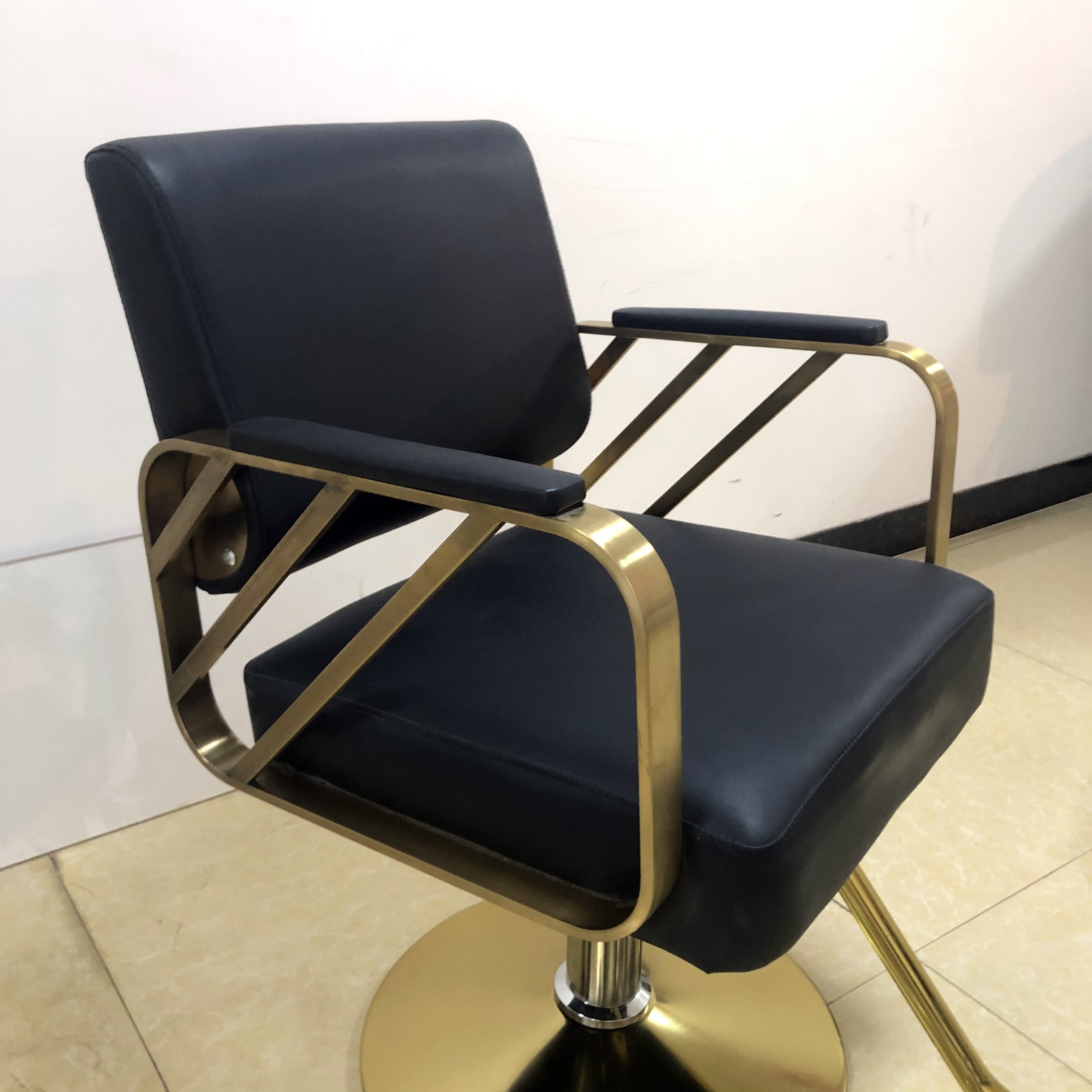 High Comfort and Quality Barber Chair for Hair Cutting For Beauty Salon and Barber Shop Use