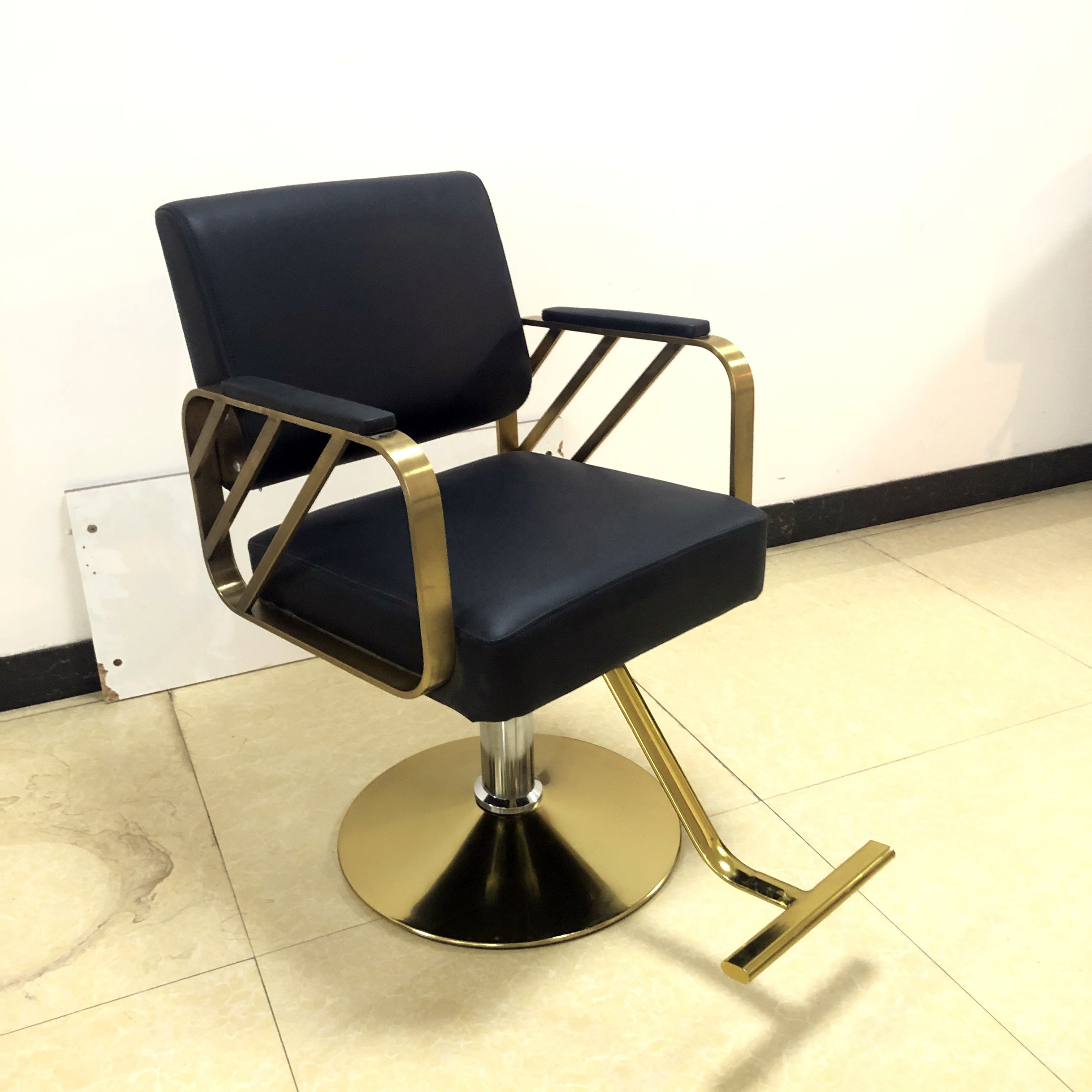 High Comfort and Quality Barber Chair for Hair Cutting For Beauty Salon and Barber Shop Use