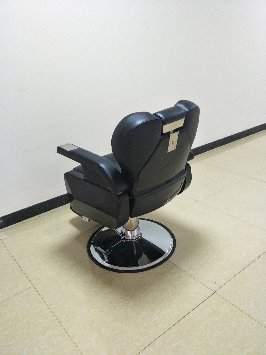 High Quality Antique Style Black Barber Shop Chair With Pedal Hair Salon Equipment Swivel And Height Adjustable