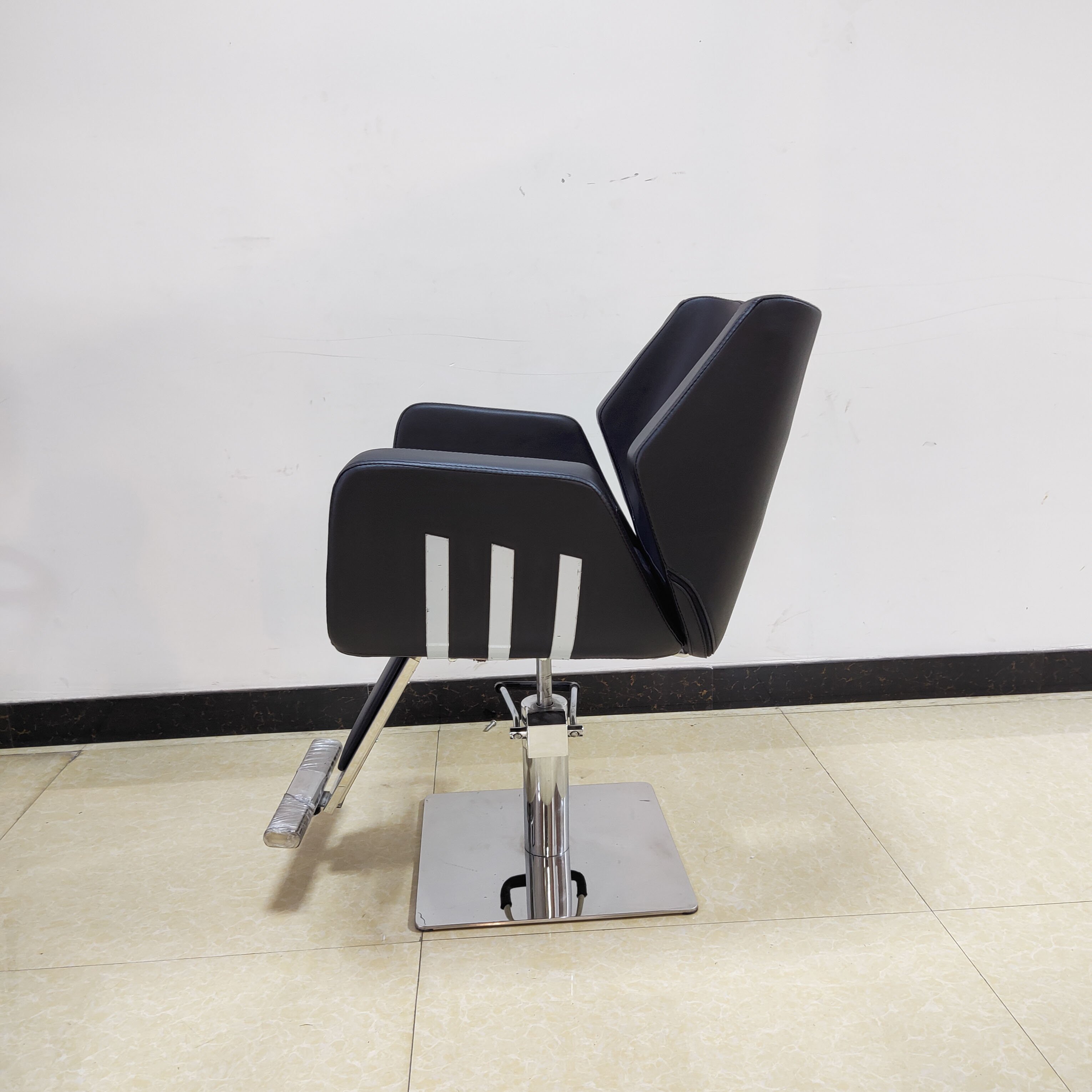 2024 Latest Custom modern fashion black leather hair salon furniture Salon Chair Barber Chairs For Sale