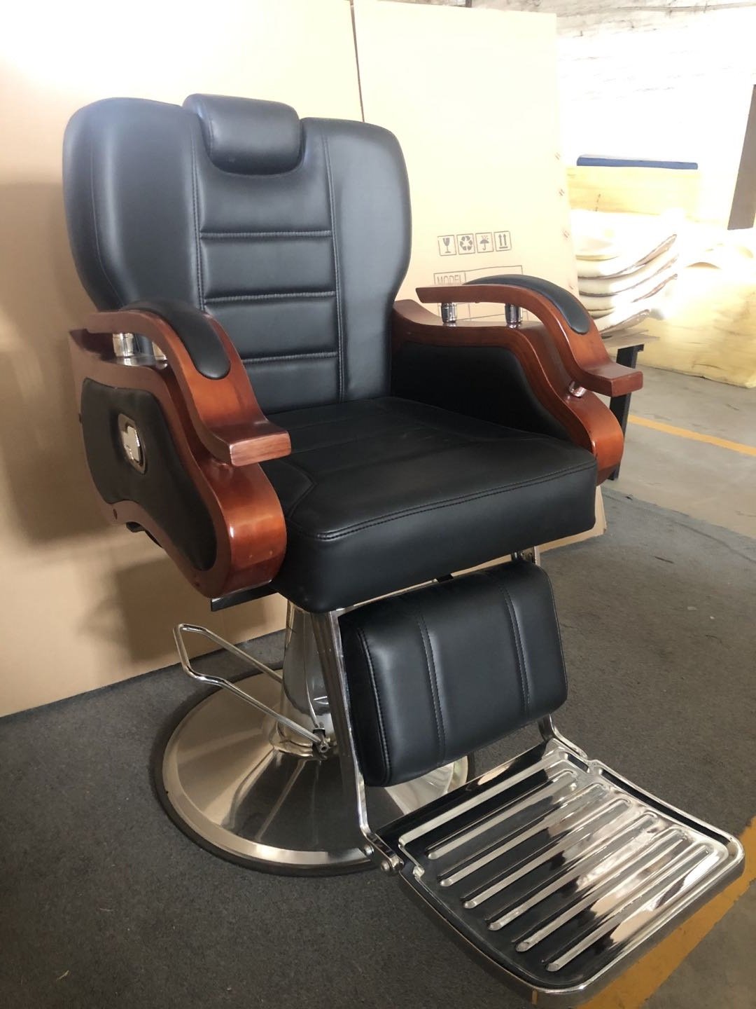 2020 Latest European Style Heavy Duty Solid Wood Hand Black Barber chair Styling Chair Salon Chair With Recline