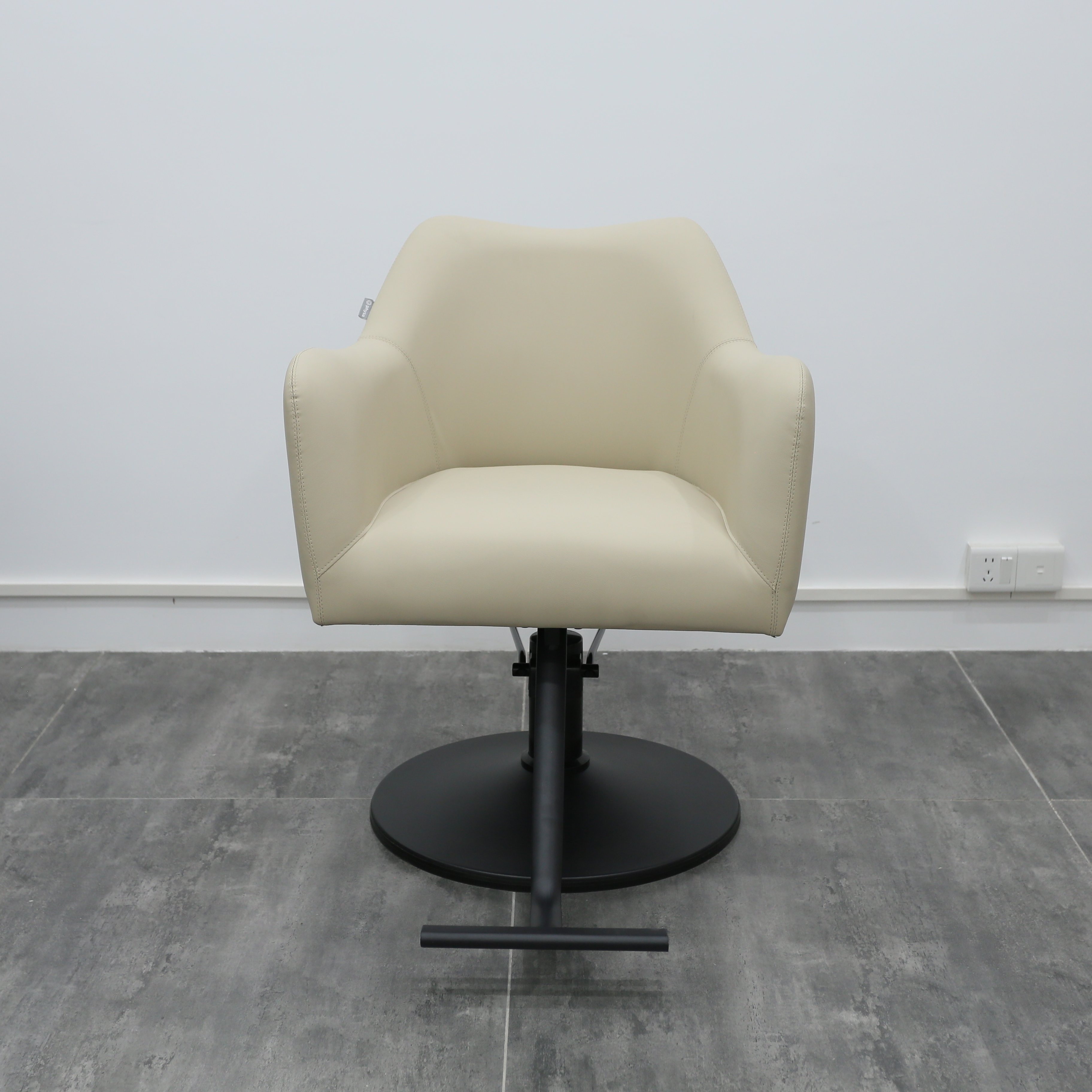 Make Up Barber Supplies Hair Chair BarberShop Hair Styling Salon Furniture Chair Black Metal Hair Cutting Salon Barber Chair