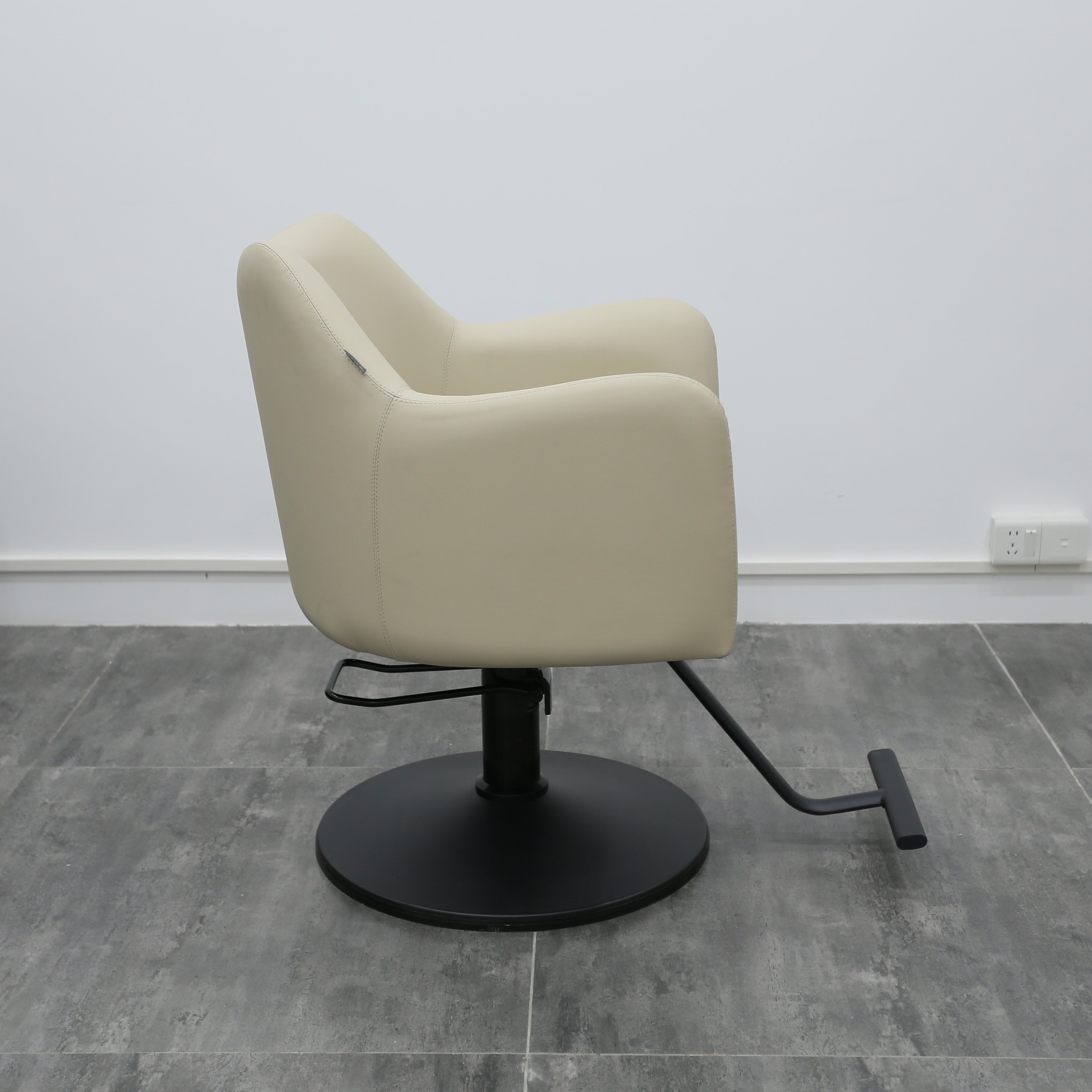 Make Up Barber Supplies Hair Chair BarberShop Hair Styling Salon Furniture Chair Black Metal Hair Cutting Salon Barber Chair