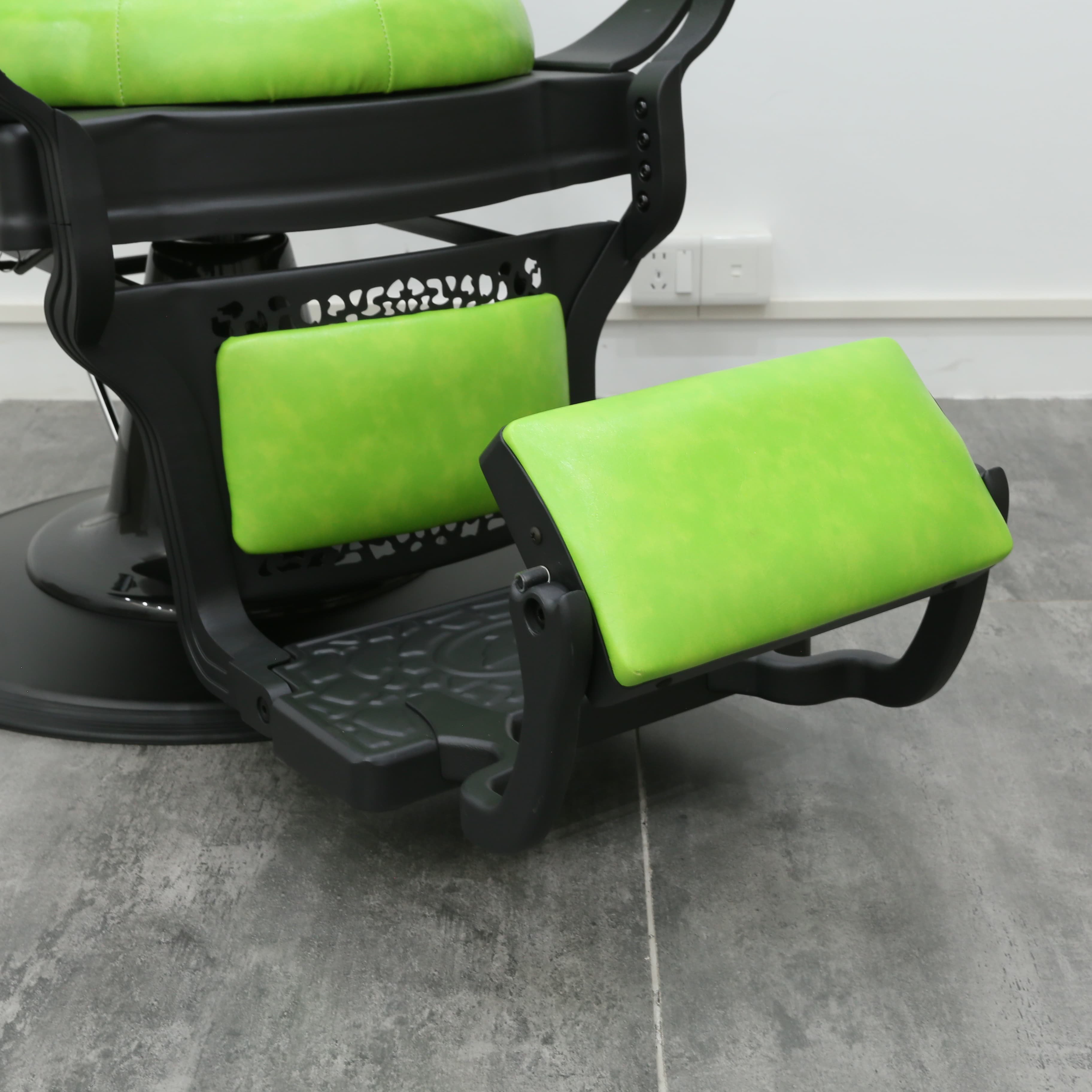 Barber Supplies Barbershop Salon Styling Chair Gold Metal Green Salon Chair Furniture Hydraulic Reclining Hairdressing Chair