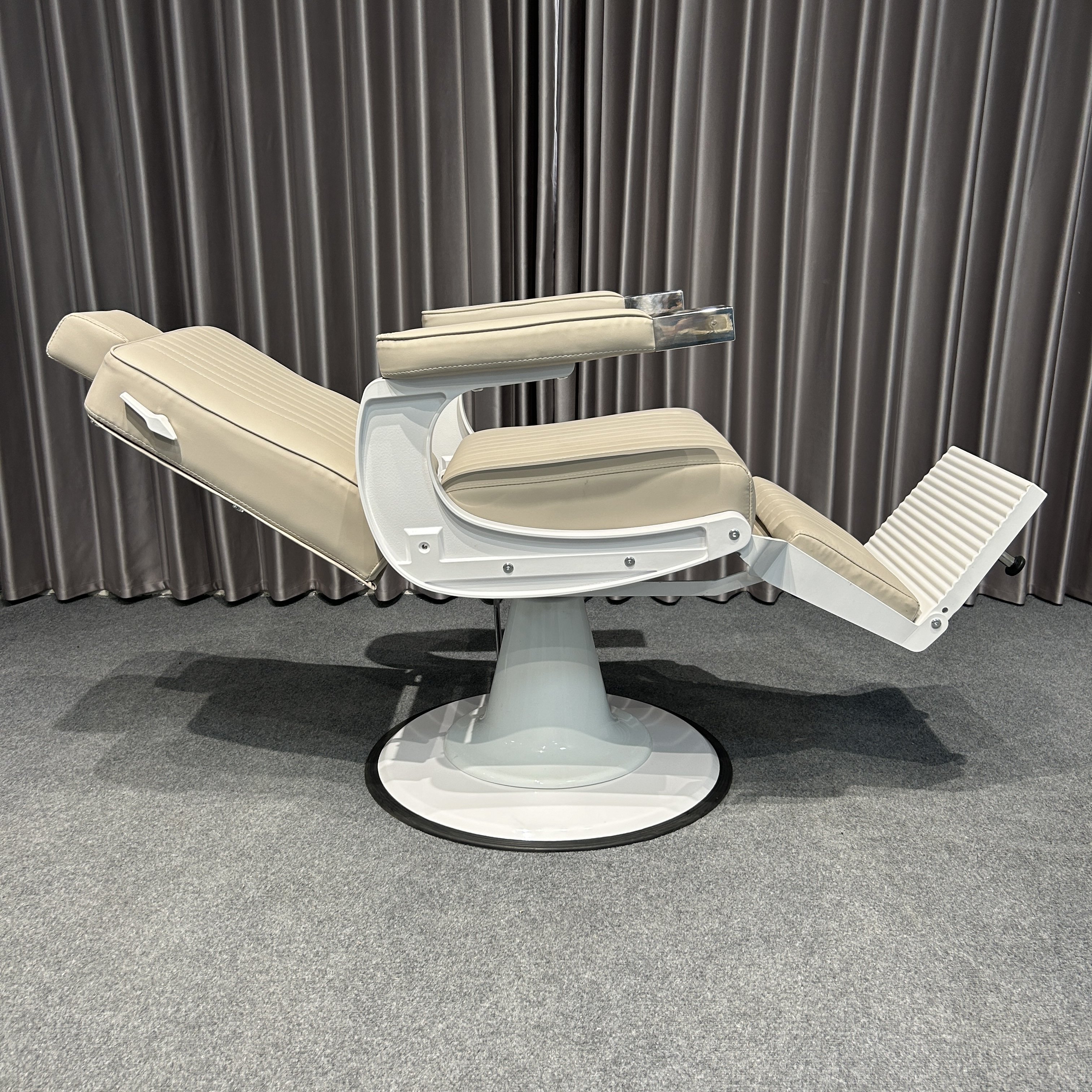 Factory directly supplies vintage white saloon Barbershop chaise Longue Styling Chair Barber Chair Hair salon