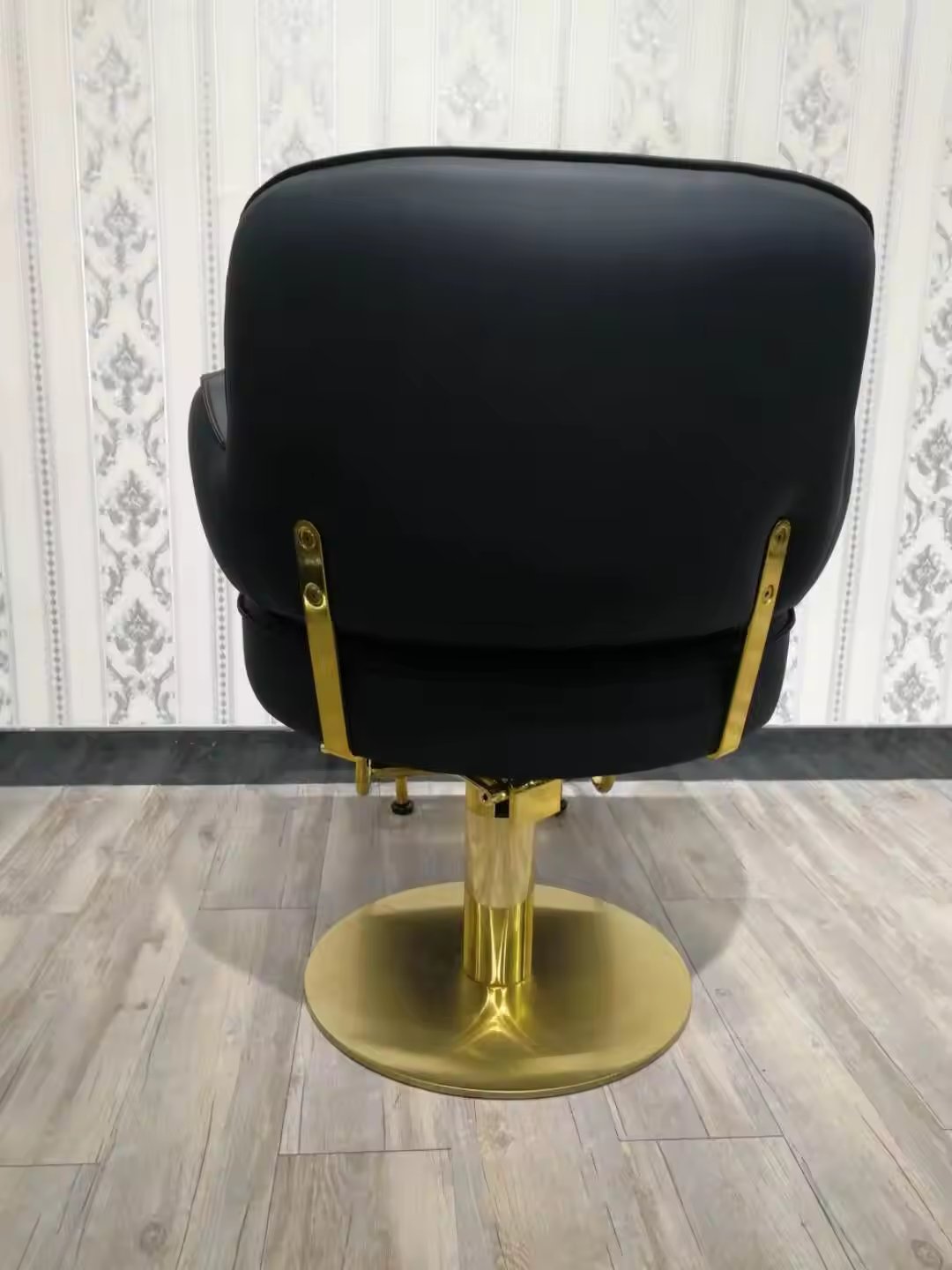 Heavy Duty Hydraulic Vintage Equipment Synthetic Leather Salon Arm Chairs for Hair Salons and Barber Shops