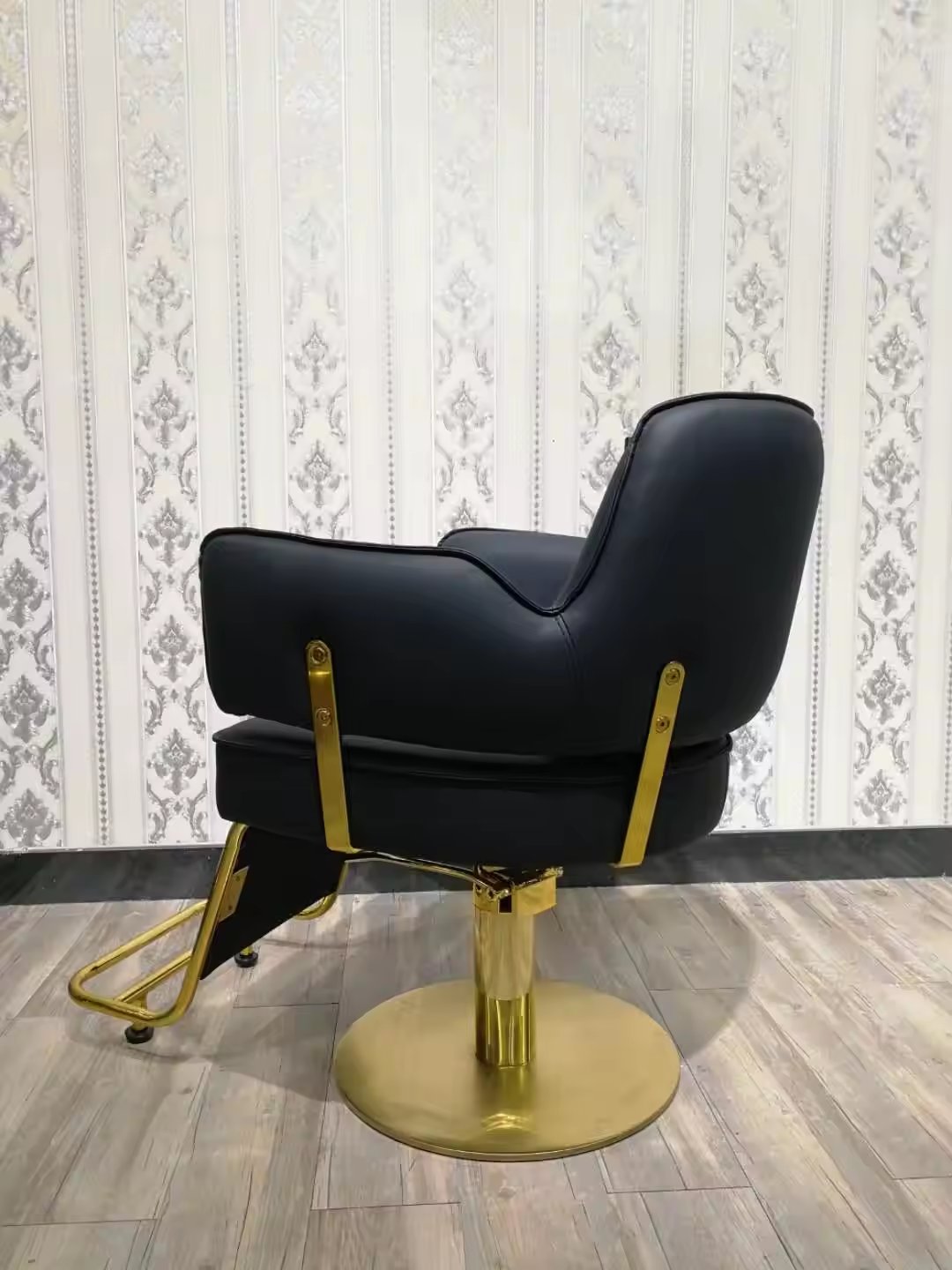 Heavy Duty Hydraulic Vintage Equipment Synthetic Leather Salon Arm Chairs for Hair Salons and Barber Shops
