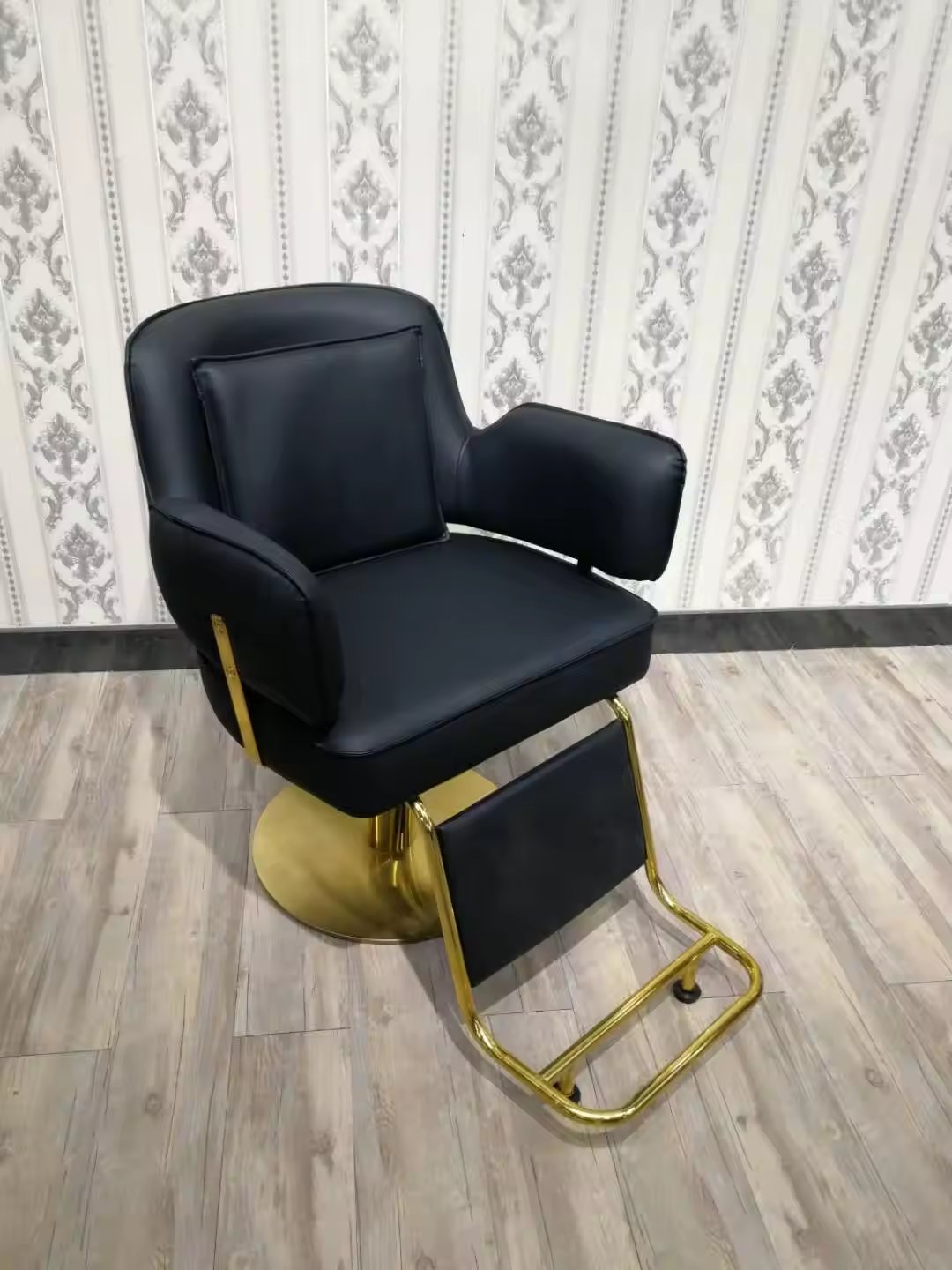 Heavy Duty Hydraulic Vintage Equipment Synthetic Leather Salon Arm Chairs for Hair Salons and Barber Shops