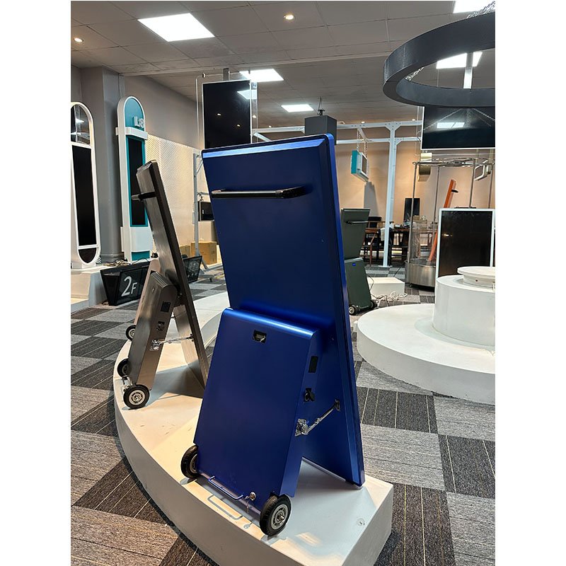 43Inch Full Color Portable lcd/led screens with battery Highlight Mobile Digital Signage And Displays For Outdoor Advertising