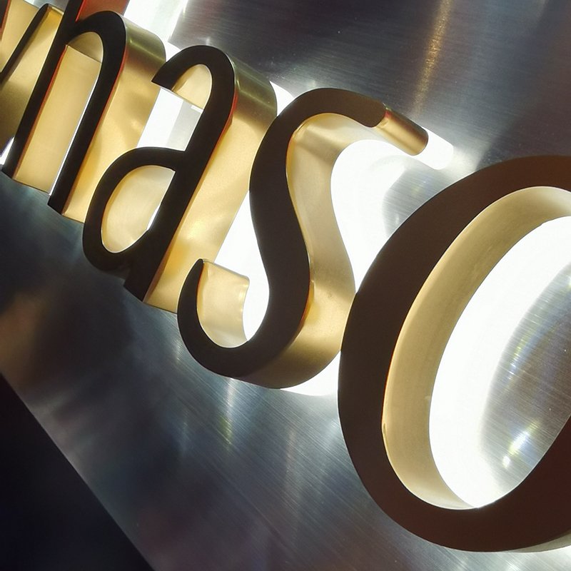 Personalized Free Design Ezd Illuminated 3D LED Channel Letters Signage Golden Backlit Business Outdoor Sign with Light