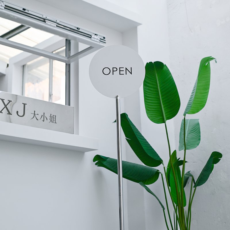 metal stanchion,Floor Plate, customized advertising signs for store guidance and reminders,INS Style,White Metal Signboard