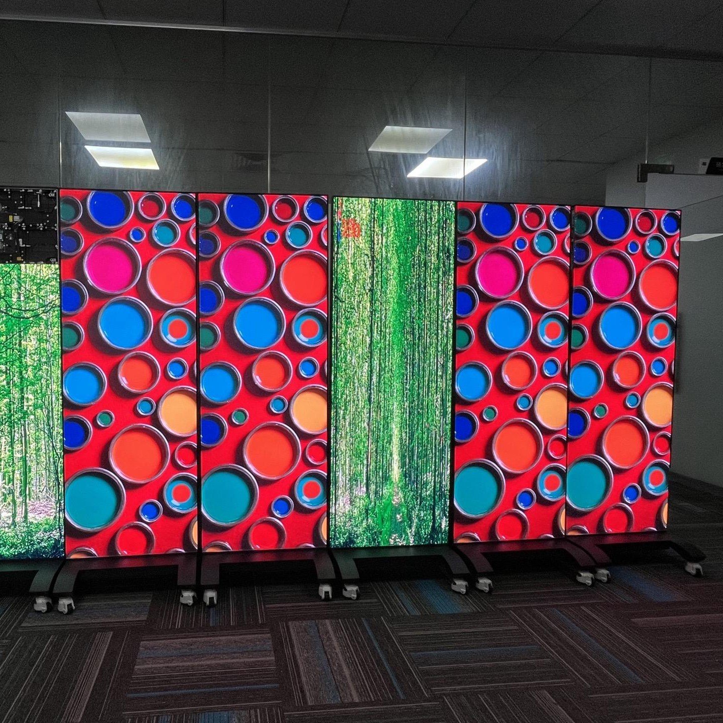 Bezel-Less 4K UHD Indoor Digital Signage Slim Design with CMS for Corporate Office Communication