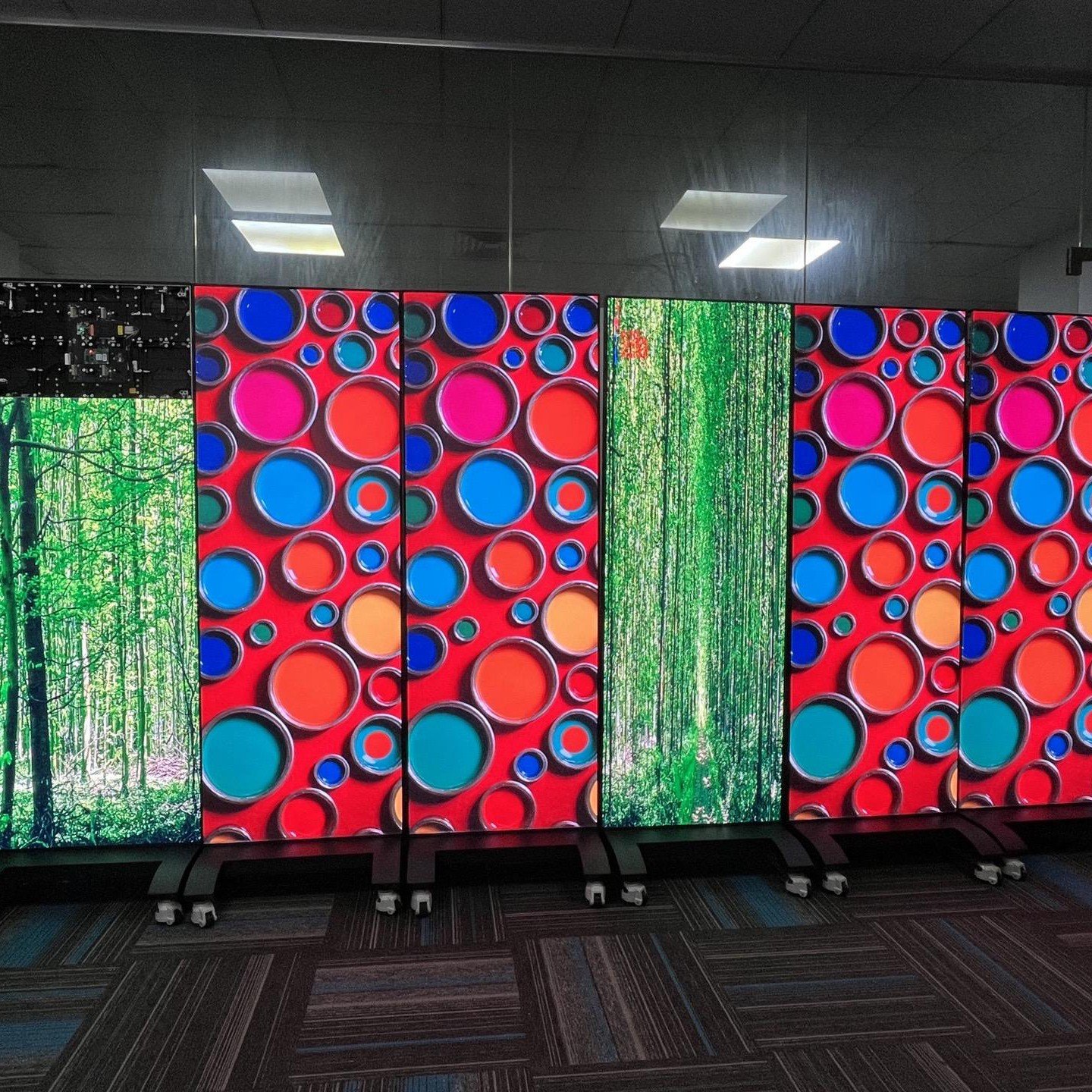 Bezel-Less 4K UHD Indoor Digital Signage Slim Design with CMS for Corporate Office Communication
