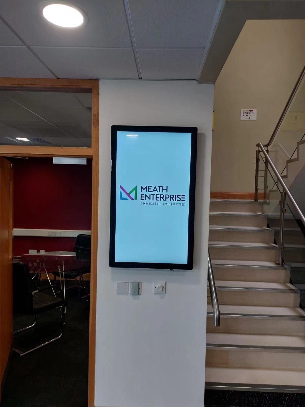 32 Inch Digital Signage LCD Wall Mounted Advertising Display IR Touch Screen Restaurant Digital Signage Menu Board