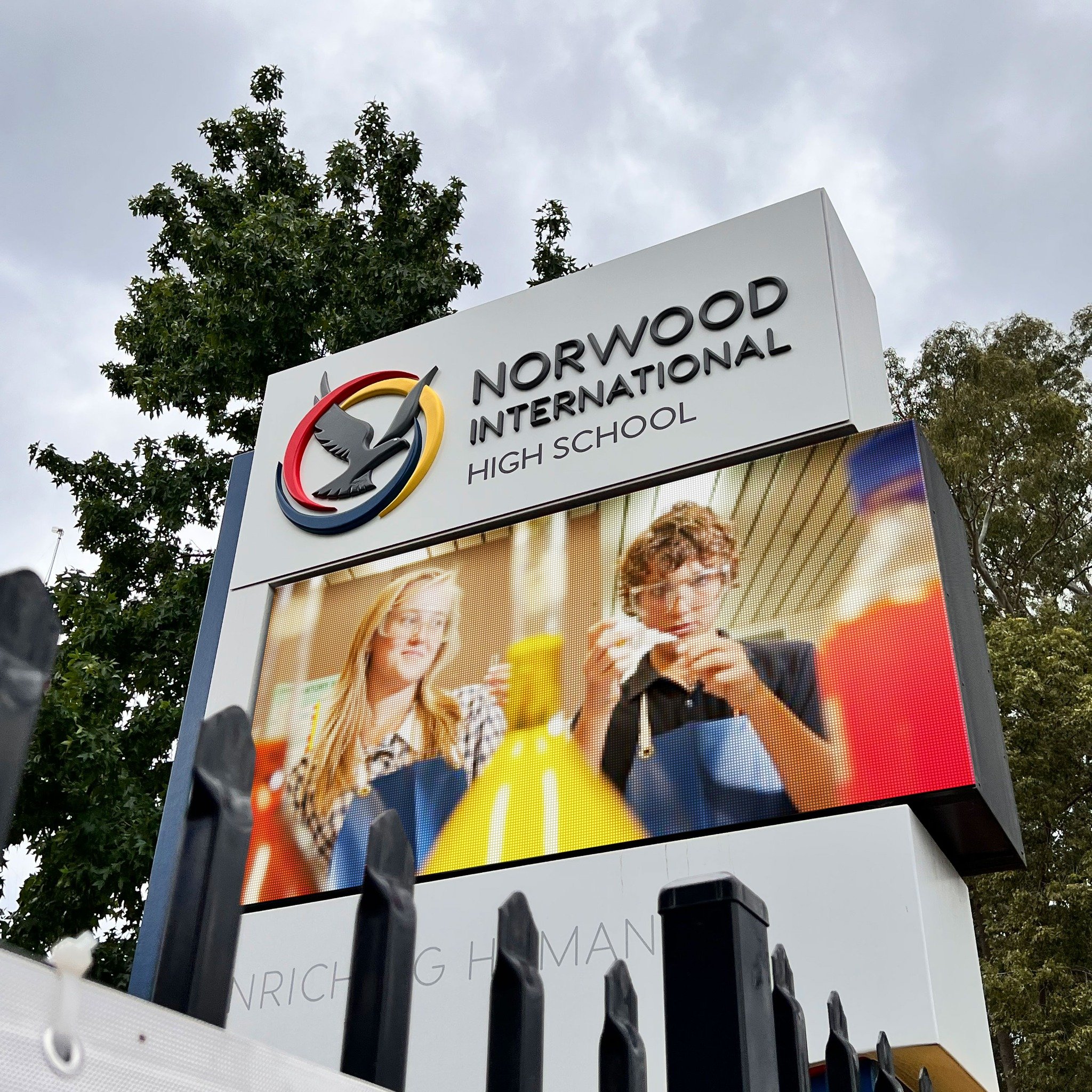 Outdoor Waterproof Cabinet Module P2.5 P3 P4 P5 P6 P8 P10 Advertising Pylon Board Sign Banner Totem LED Billboard Display Screen