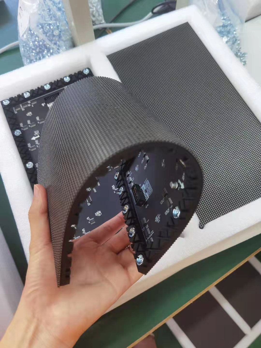 P1.25/1.5/1.86/2/2.5/3/4 indoor flexible billboard digital display customized led video wall curved panel P2 3840Hz LED screen