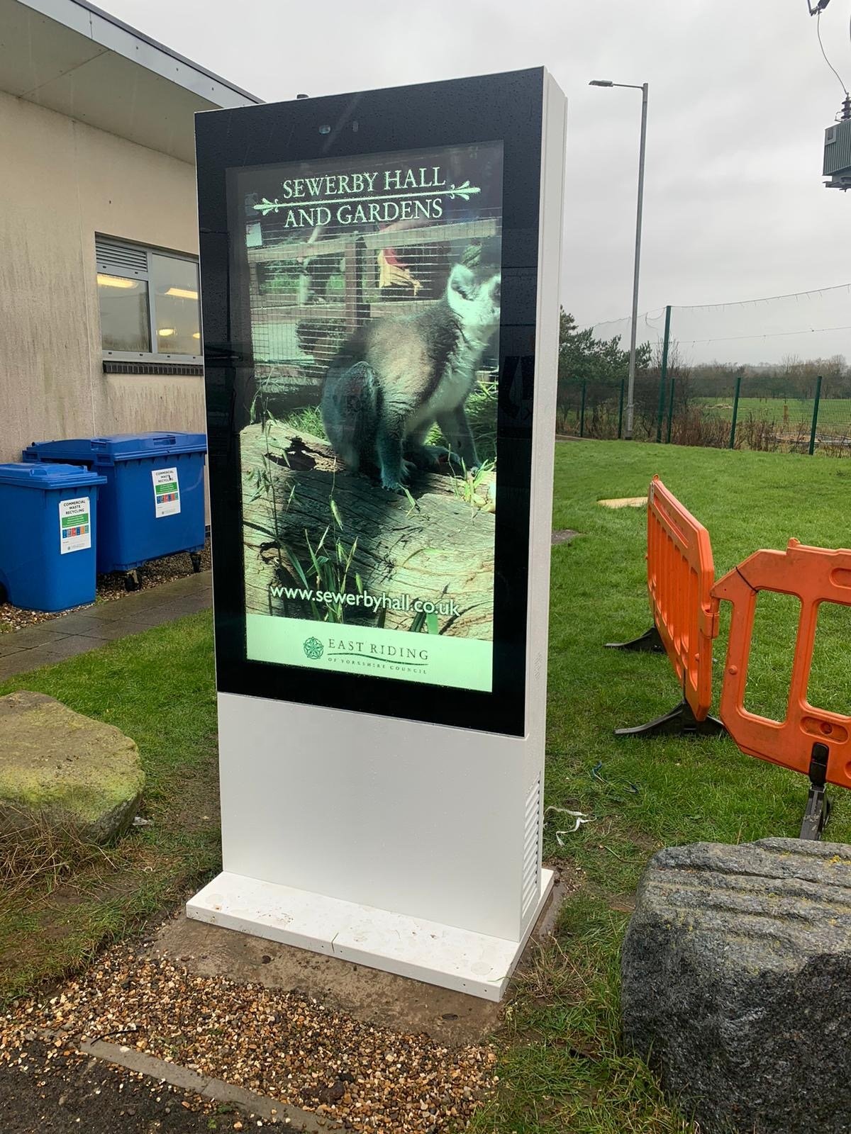 55 65 75 Inch 3500Nits Outside Waterproof Lcd Advertising Display Player Digital Signage Outdoor Totem Floor Stand Screen Kiosk